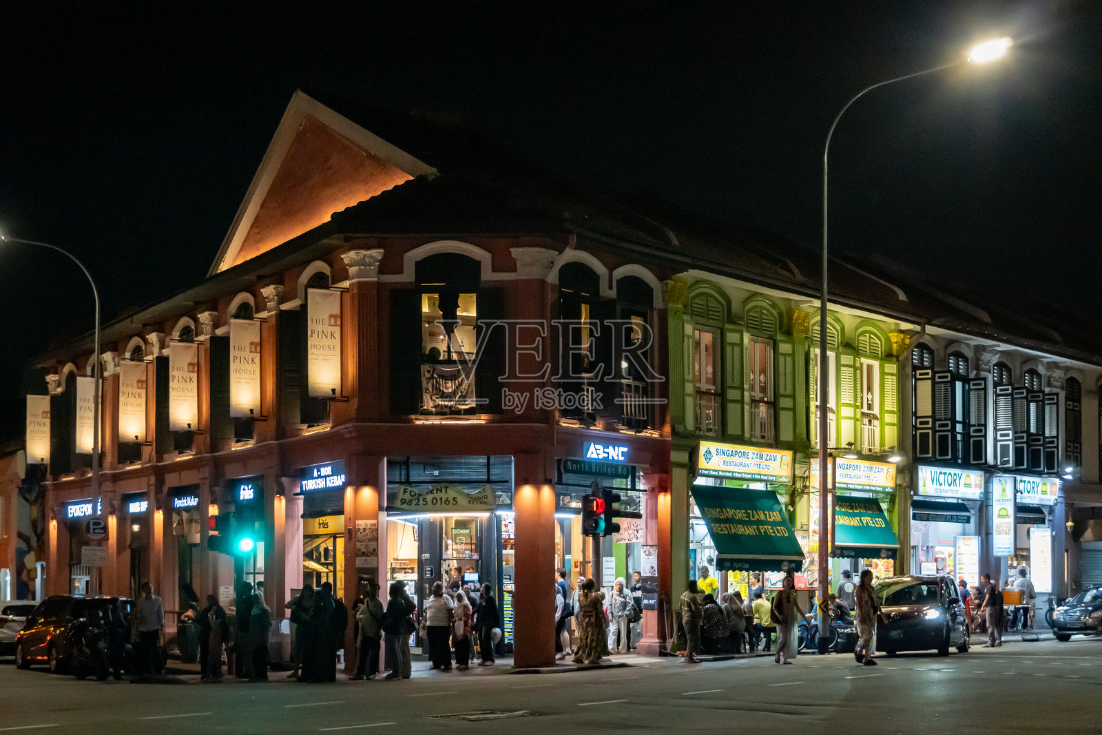 新加坡甘榜格南地区的夜间街景照片摄影图片
