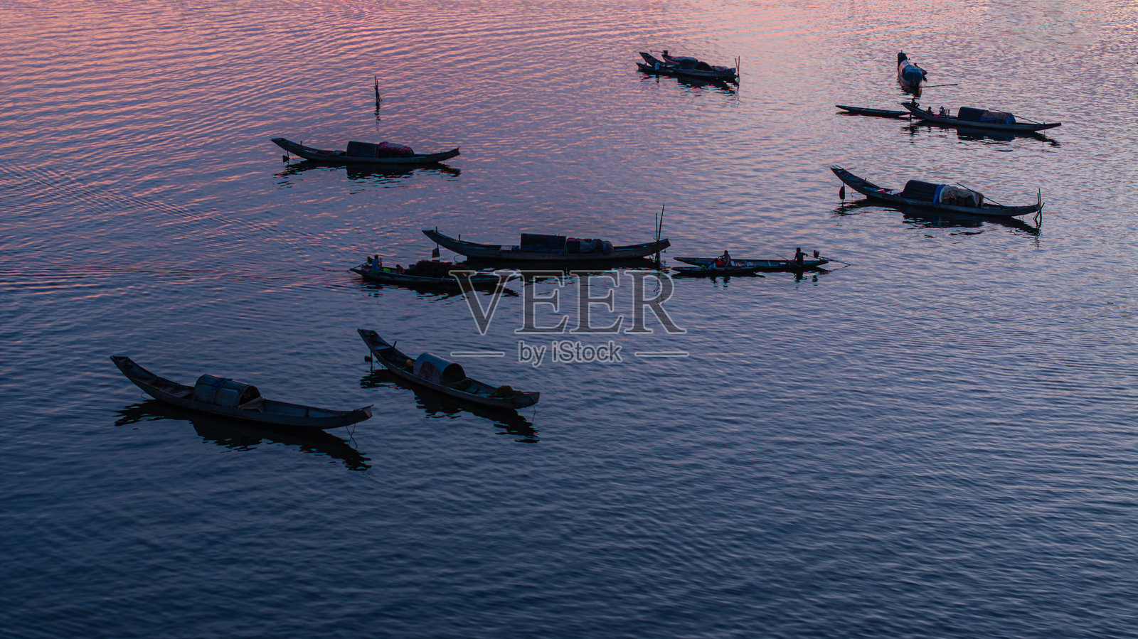 黎明来临，胡市的渔村泻湖宁静祥和。照片拍摄于2023年6月22日。照片摄影图片