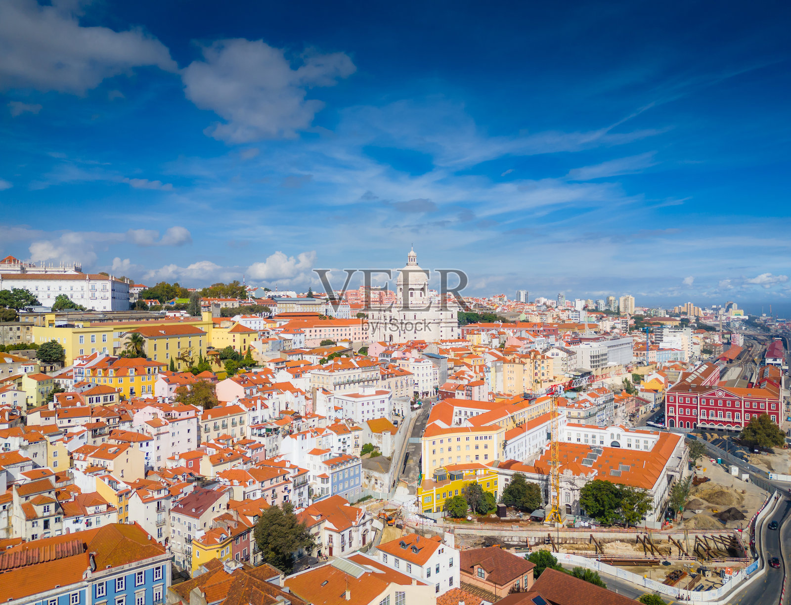 葡萄牙里斯本阿尔法玛区的国家殿堂。无人机航拍视角照片摄影图片