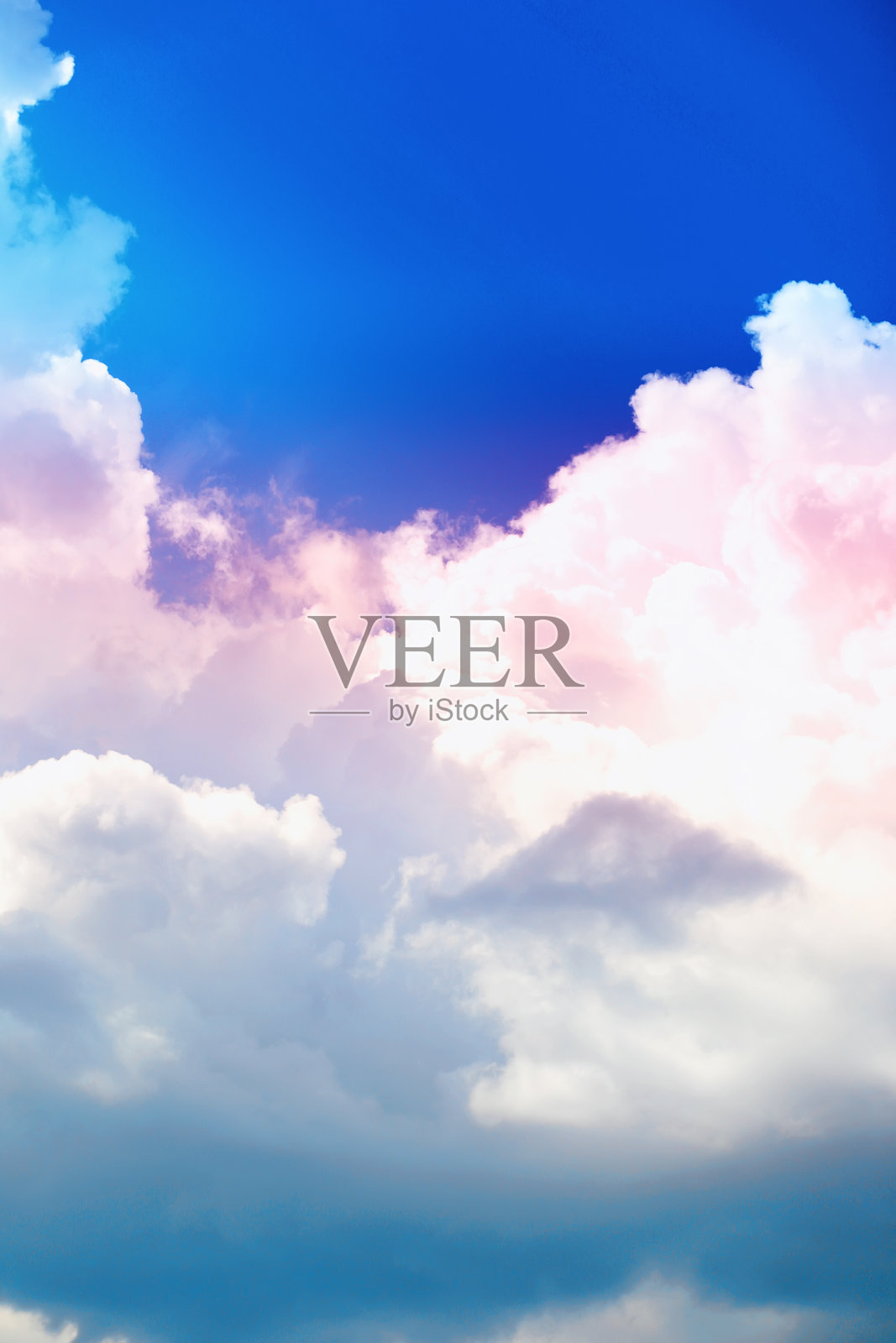 多彩的天空背景。夏季天空中的高云。气象观测天空。照片摄影图片