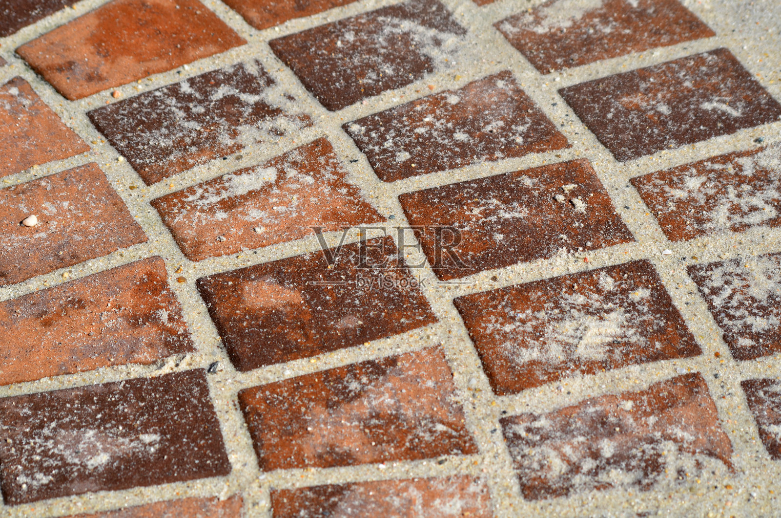 红砖在曲线上的细节特写，伴有沙子照片摄影图片