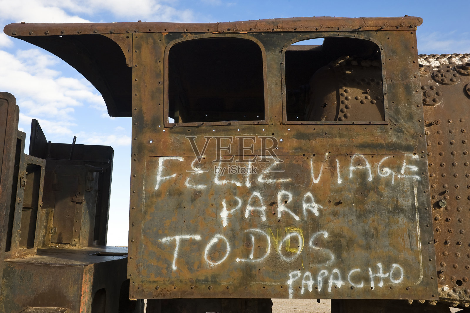 乌尤尼火车墓地照片摄影图片