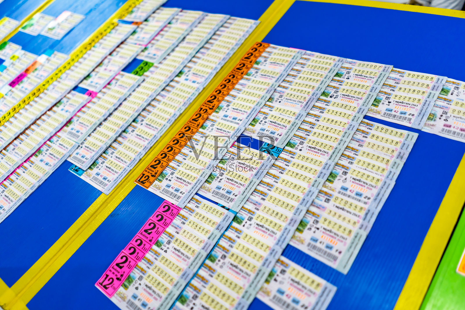 泰国兰府省,2020年10月30日,印有假设号码和条形码的泰国彩票票据已准备好出售给买家。照片摄影图片