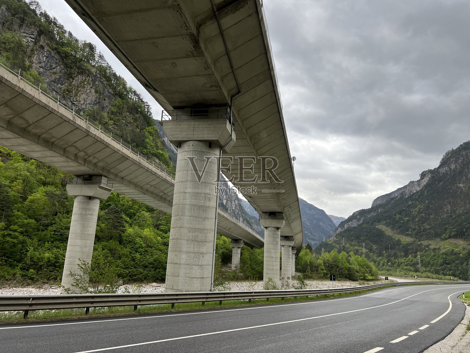 壮观的桥梁与美丽的山脉背景照片摄影图片