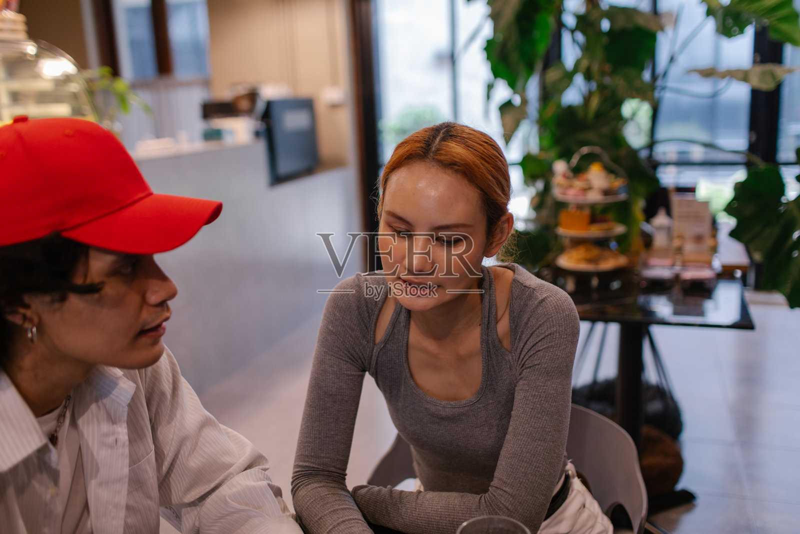 一男一女在咖啡馆交谈照片摄影图片