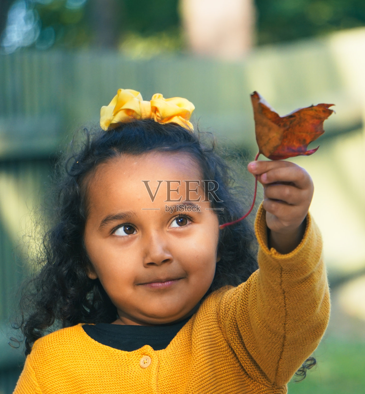 女孩手持一片叶子的肖像照片摄影图片