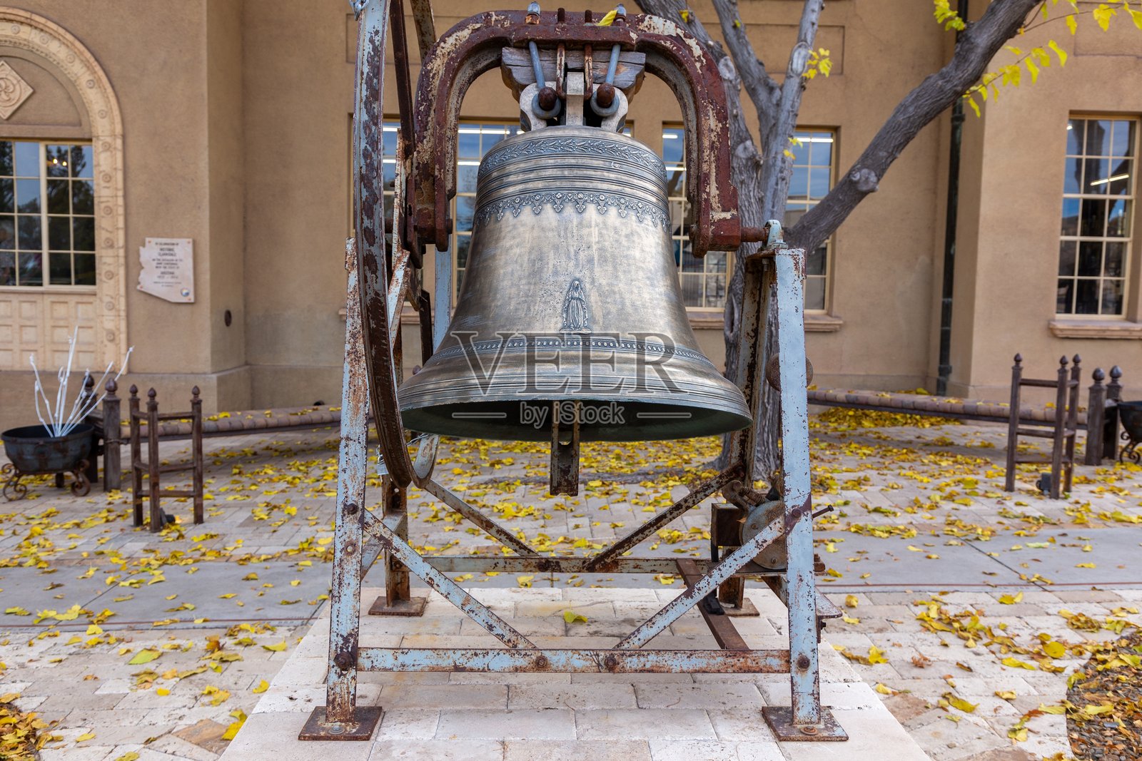 古铁钟，铜艺博物馆庭院照片摄影图片