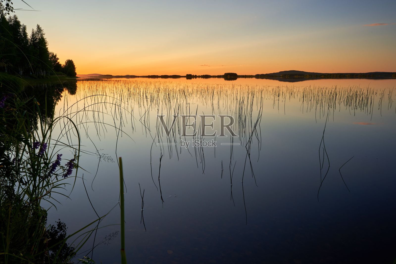 芬兰拉普兰凯米亚尔维日落时分宁静的湖边景色照片摄影图片