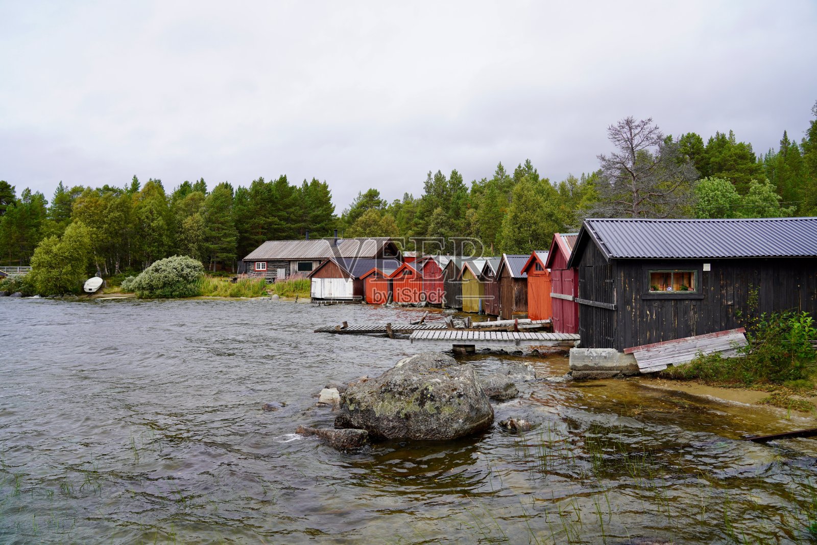 挪威费穆登湖北端的辛内维卡海岸边的船屋照片摄影图片