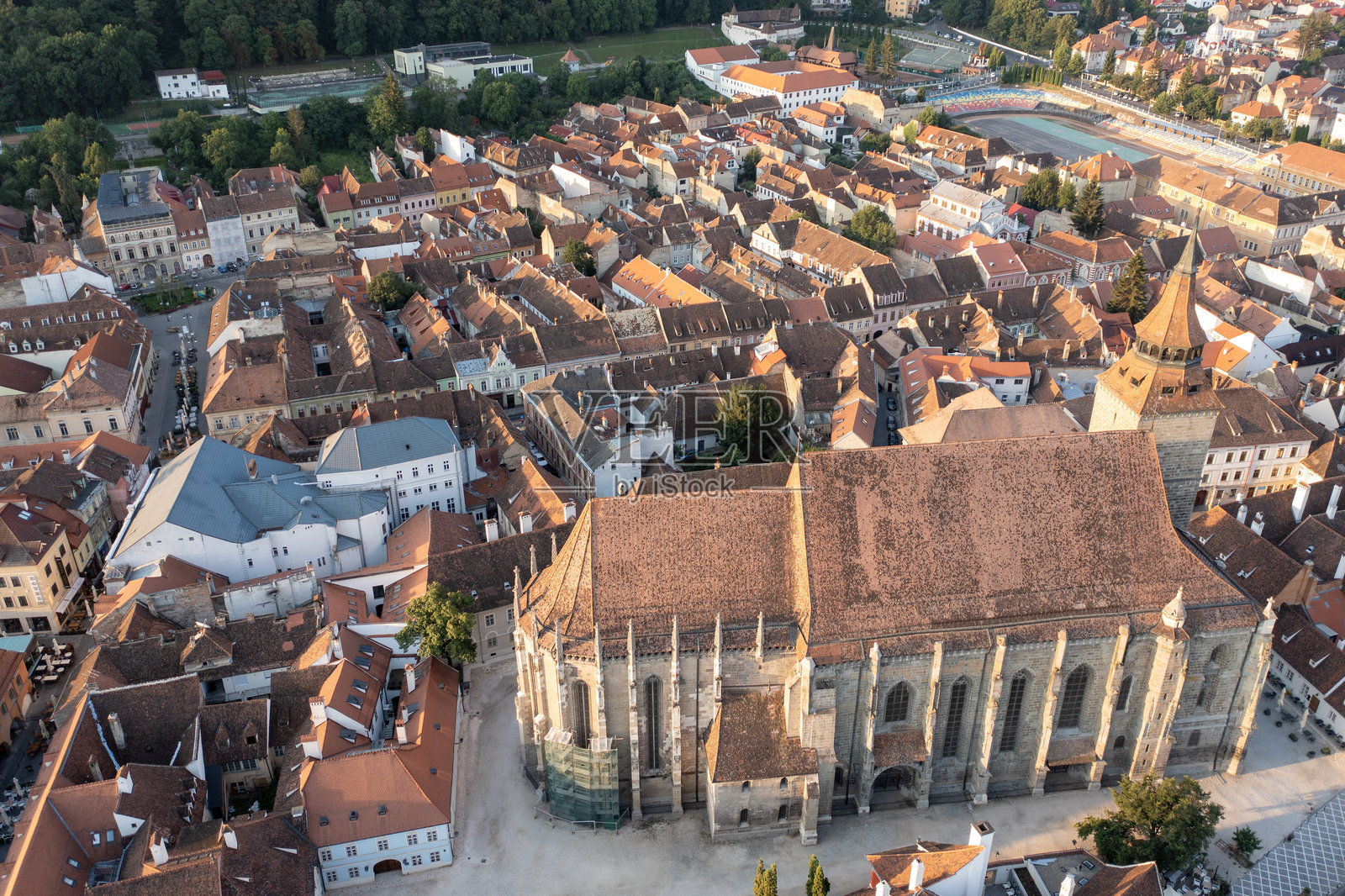 罗马尼亚特兰西瓦尼亚布拉索夫老城区的黑教堂航拍视图照片摄影图片