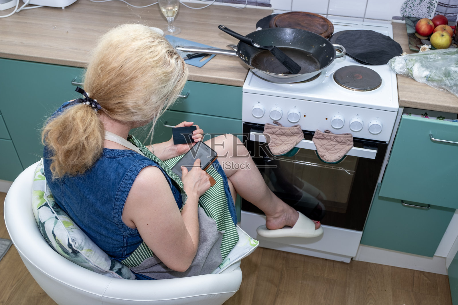 年轻的白人女性，家庭主妇，在网上商店进行在线购物并使用银行卡付款。照片摄影图片