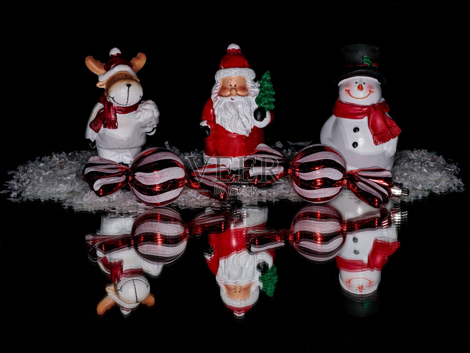 包裹糖果和假雪的雕像。照片摄影图片