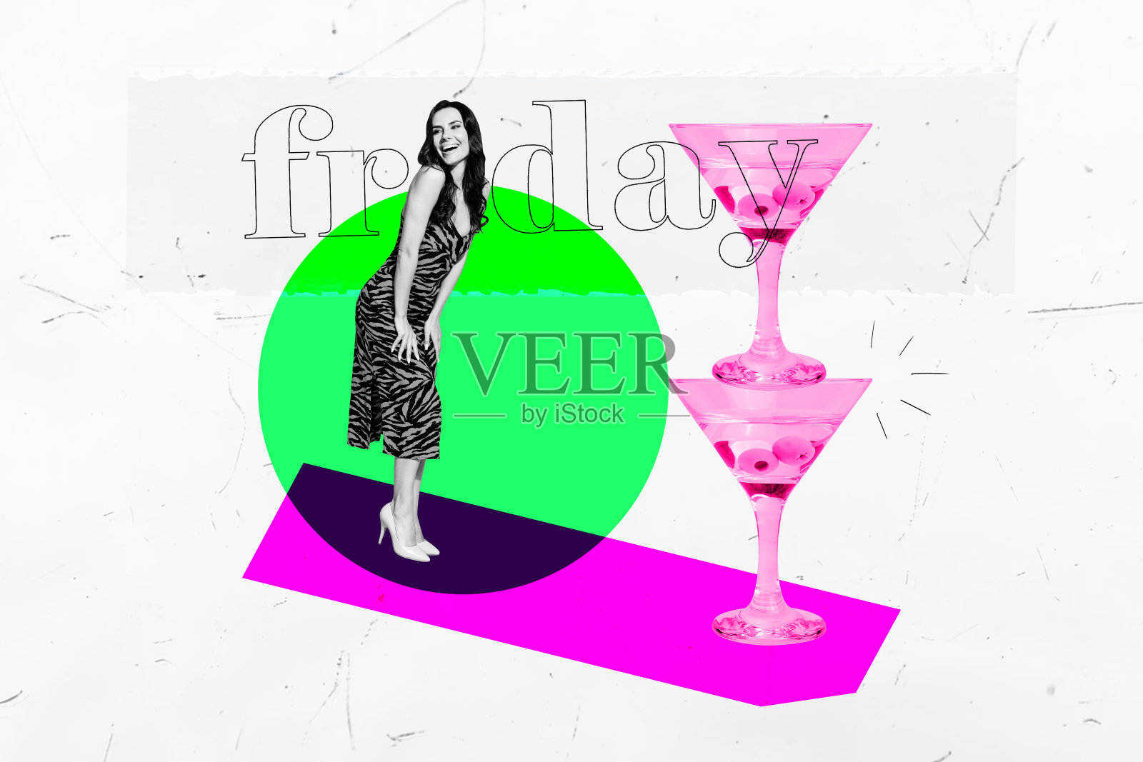 穿着豹纹时尚华丽裙子的时髦年轻女士，手持两杯橄榄马提尼酒，醉意朦胧，背景为白色。照片摄影图片