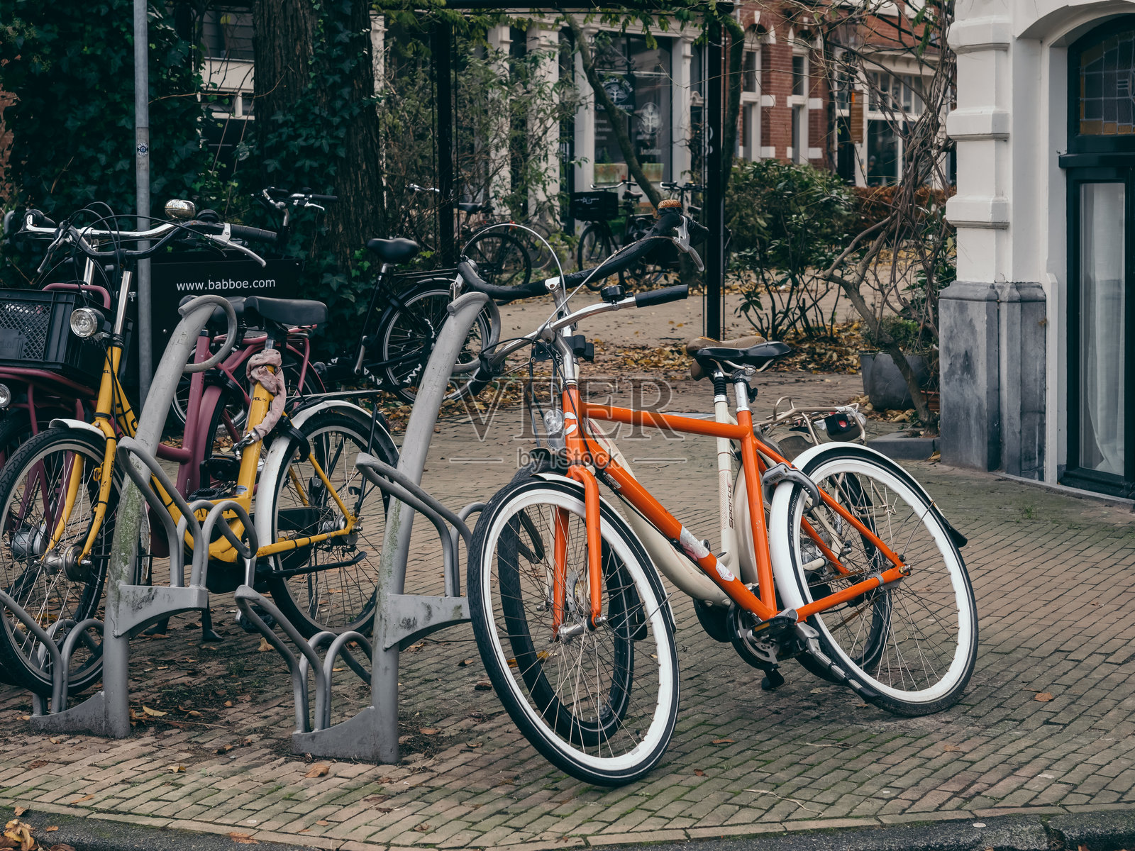 阿姆斯特丹街道上的停放自行车照片摄影图片