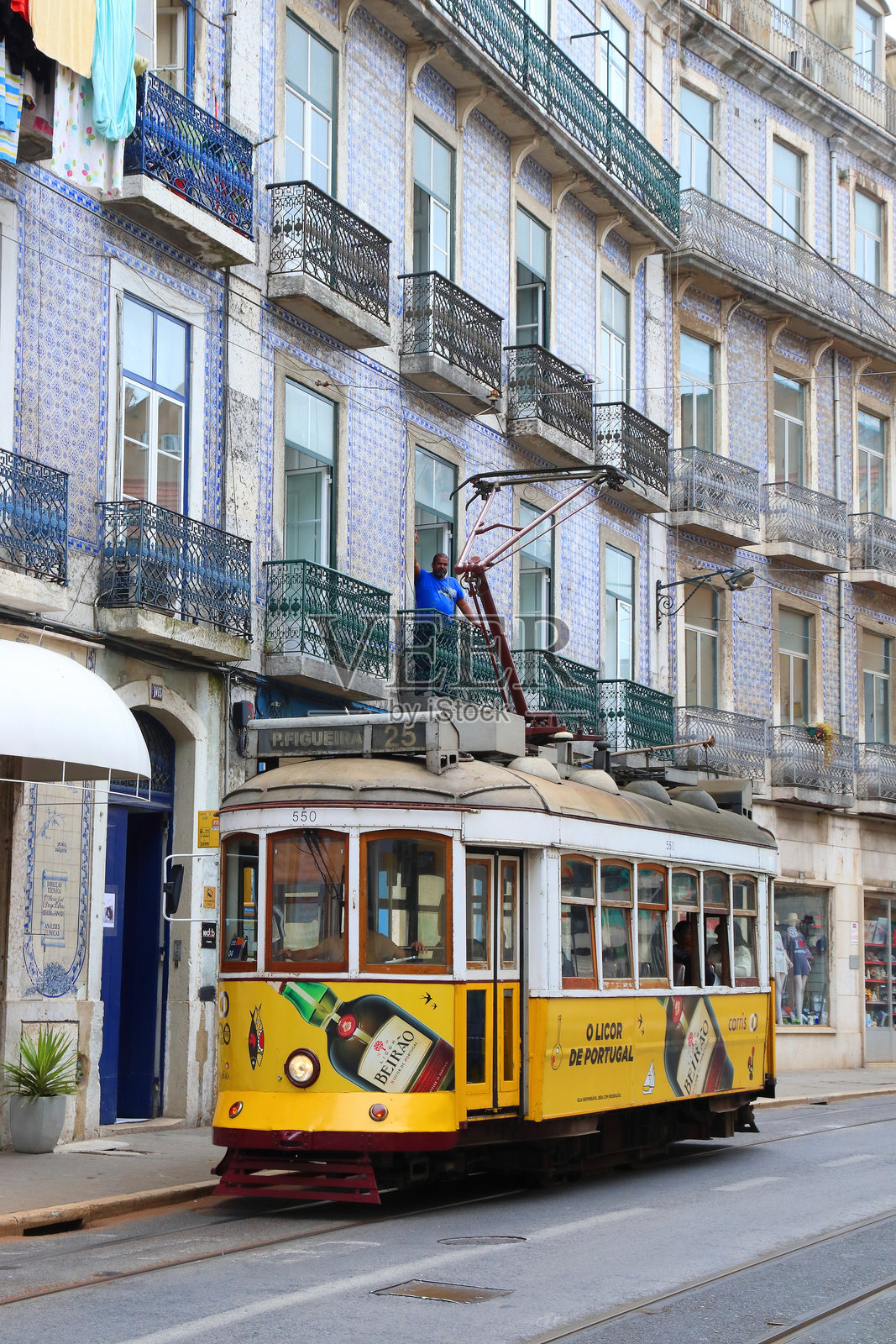 葡萄牙里斯本的黄色电车照片摄影图片