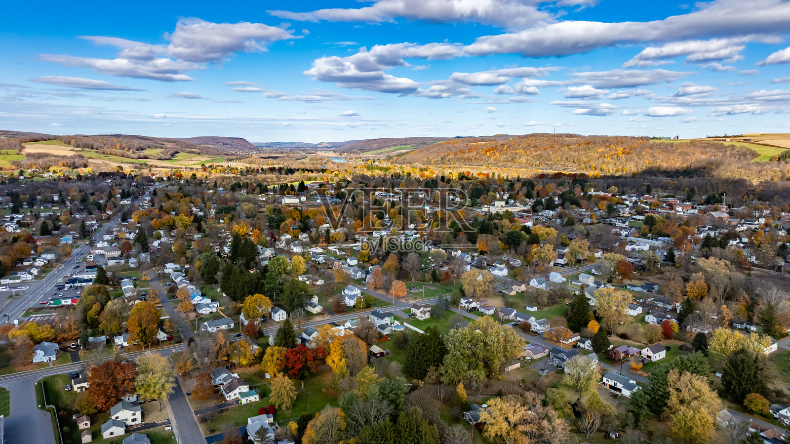 纽约州科特兰县霍默村周围秋季树叶的航拍照片。照片摄影图片