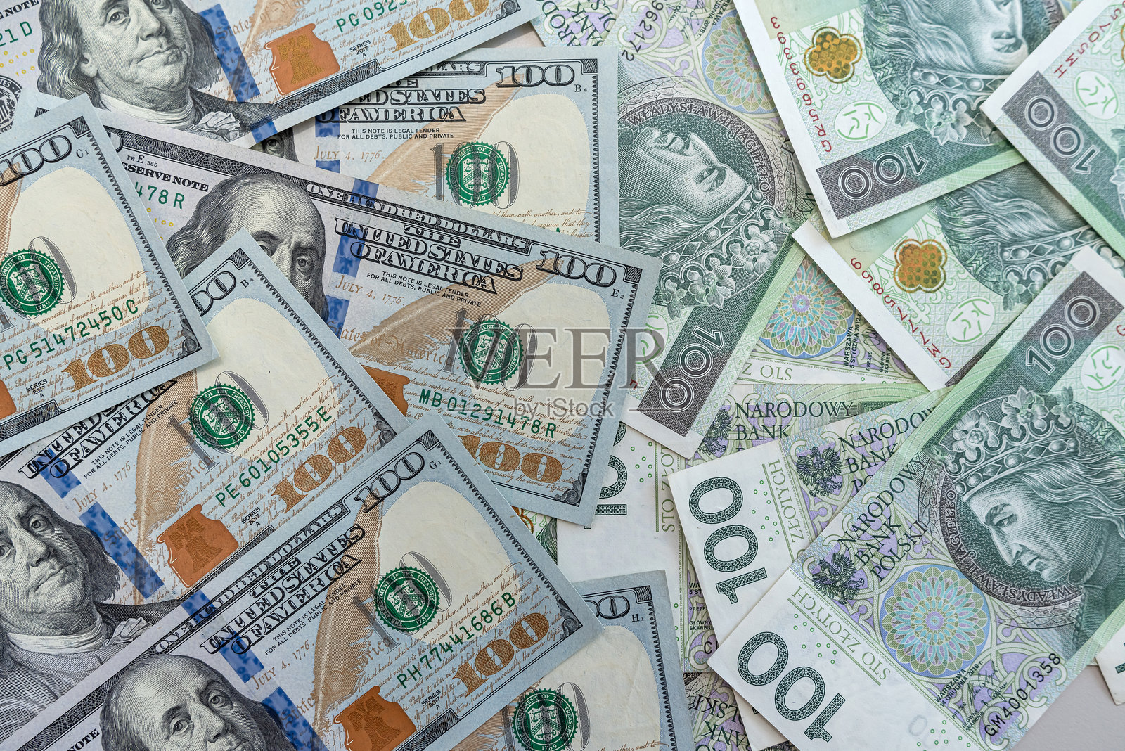 100兹罗提的波兰货币与美元钞票，投资或兑换概念照片摄影图片