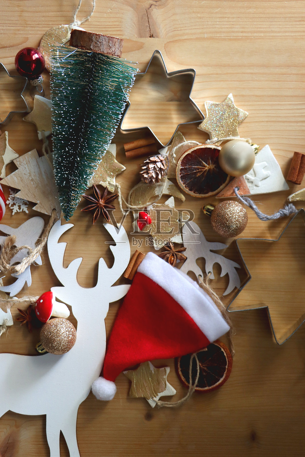 木质背景上的圣诞装饰照片摄影图片