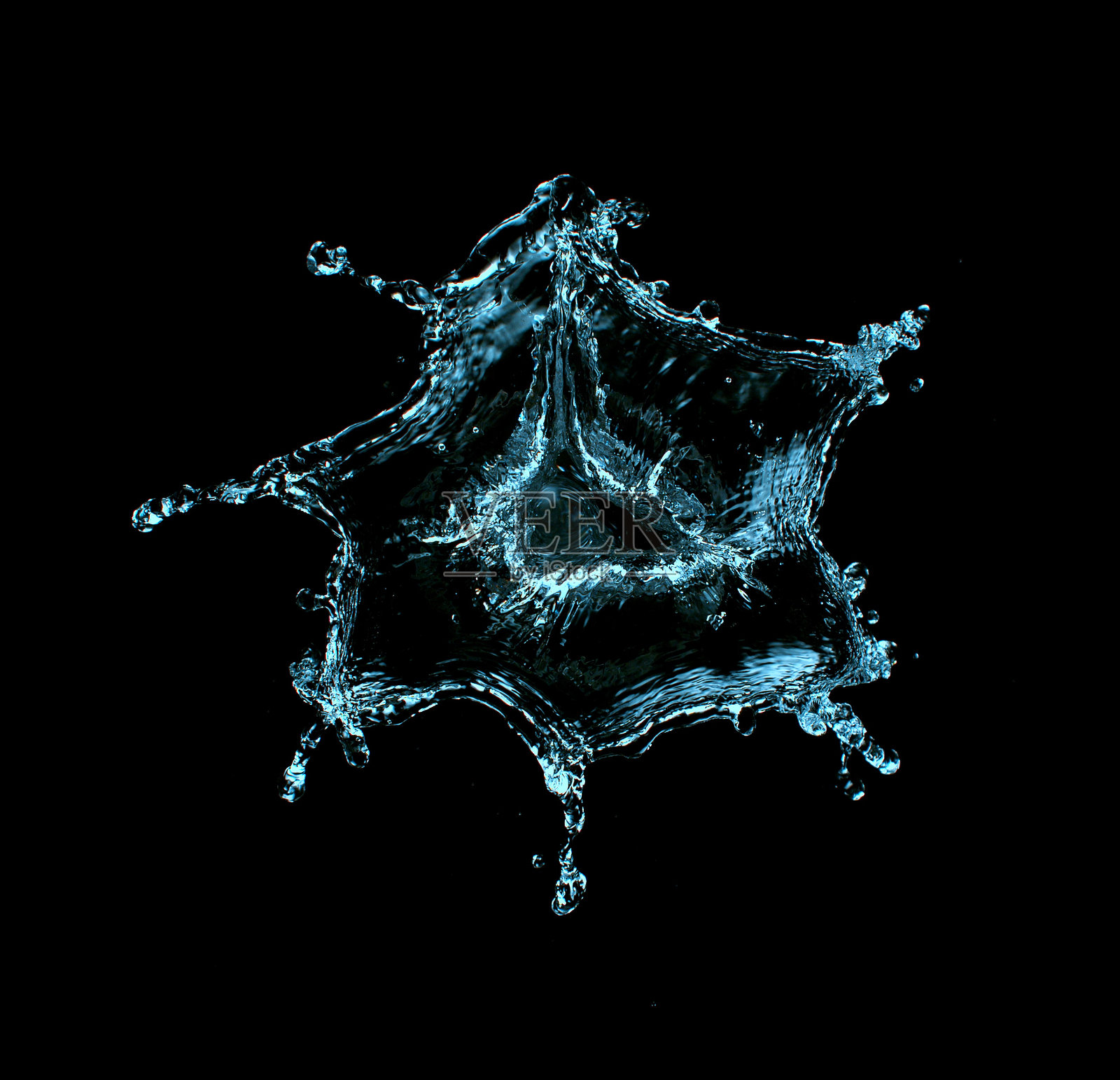 水花在黑色背景上孤立显示照片摄影图片