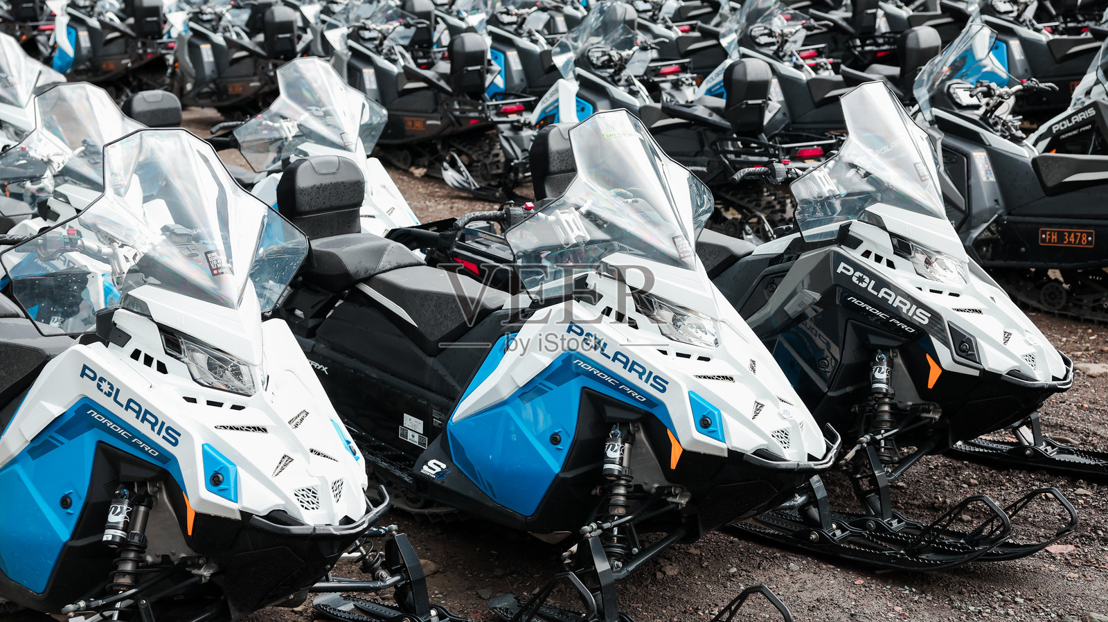 冬季活动中，长YEARBYEN的雪地摩托排成一排，准备冒险照片摄影图片