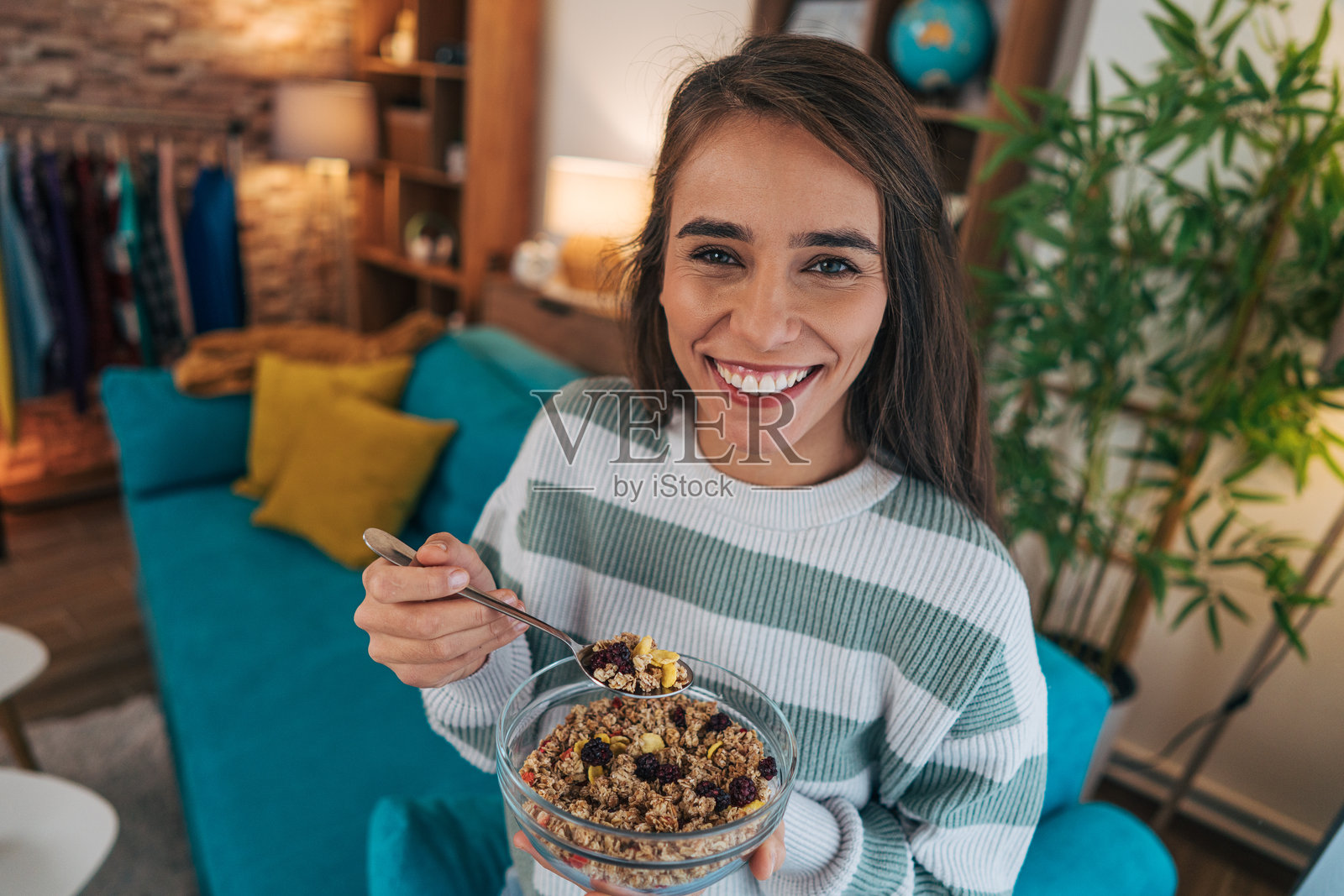 一位29岁美丽、开朗的女性在她的客厅里享受时光照片摄影图片