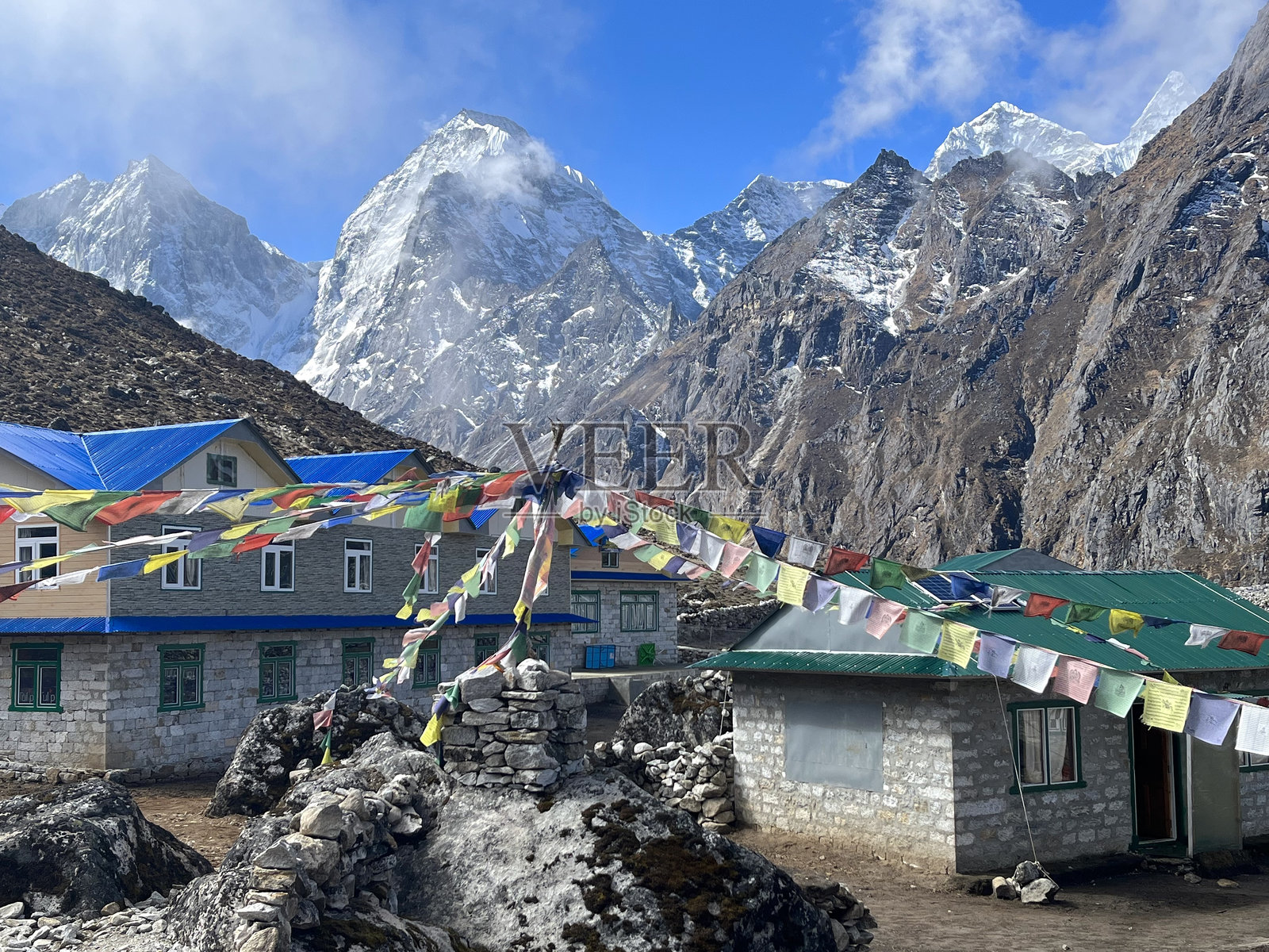 喜马拉雅茶馆的祈祷旗照片摄影图片