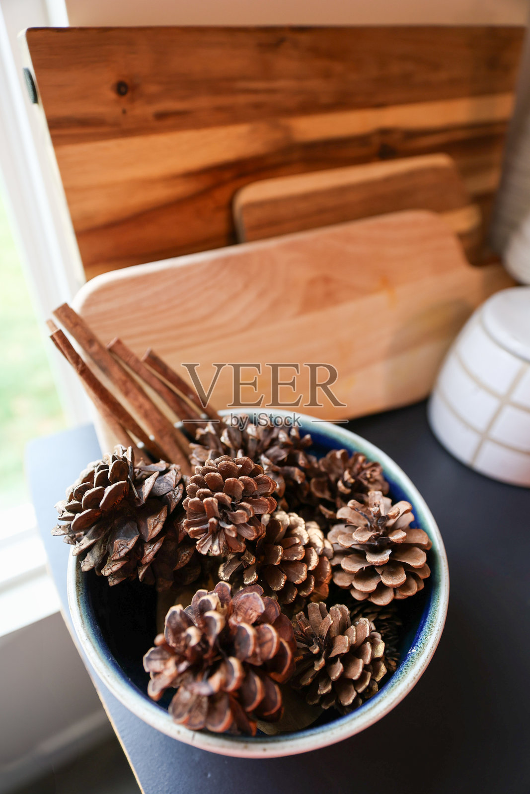 温馨的家居装饰：秋冬季节照片摄影图片