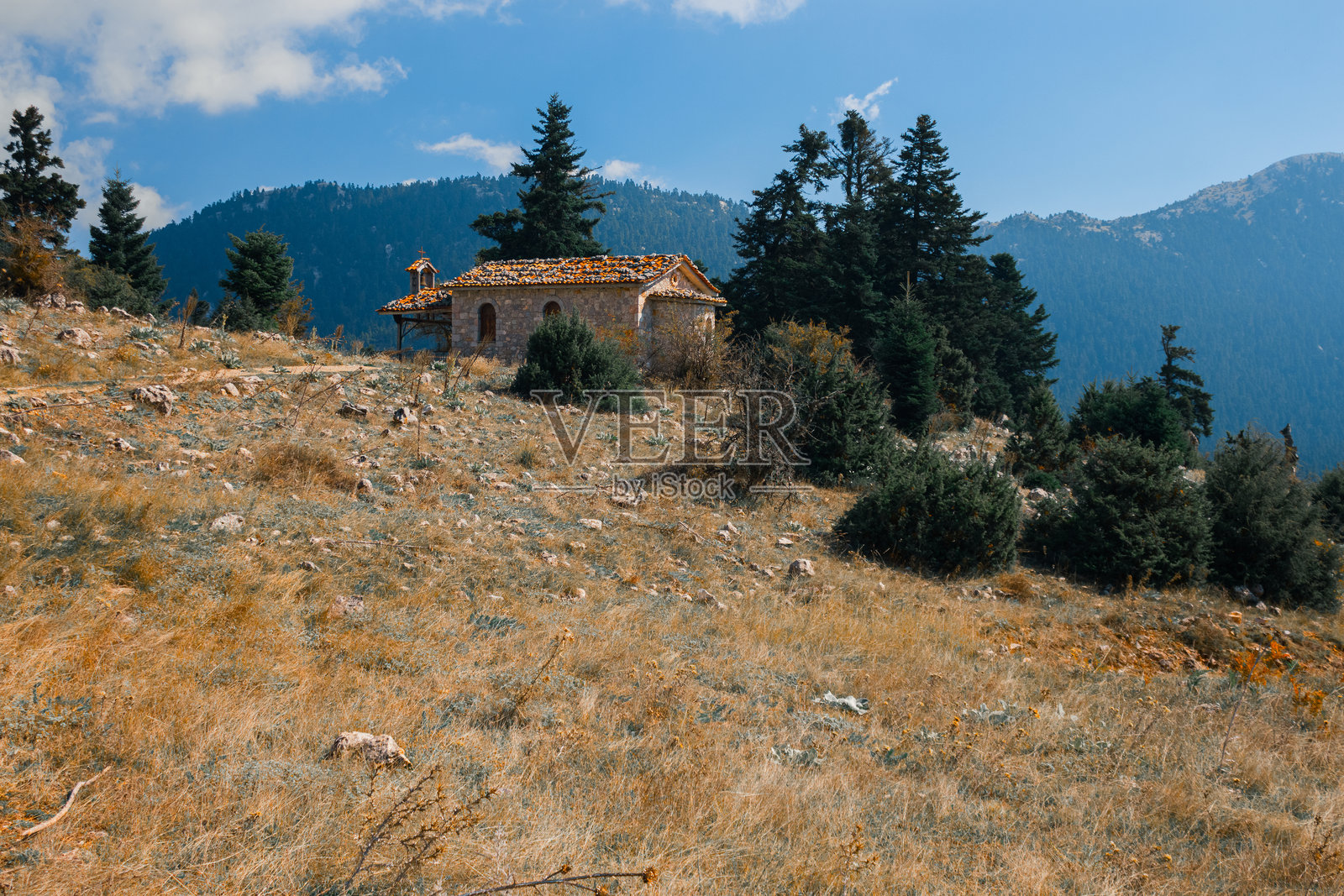 乡村废弃教堂小屋建筑与高地山脉的戏剧性环境空间照片摄影图片