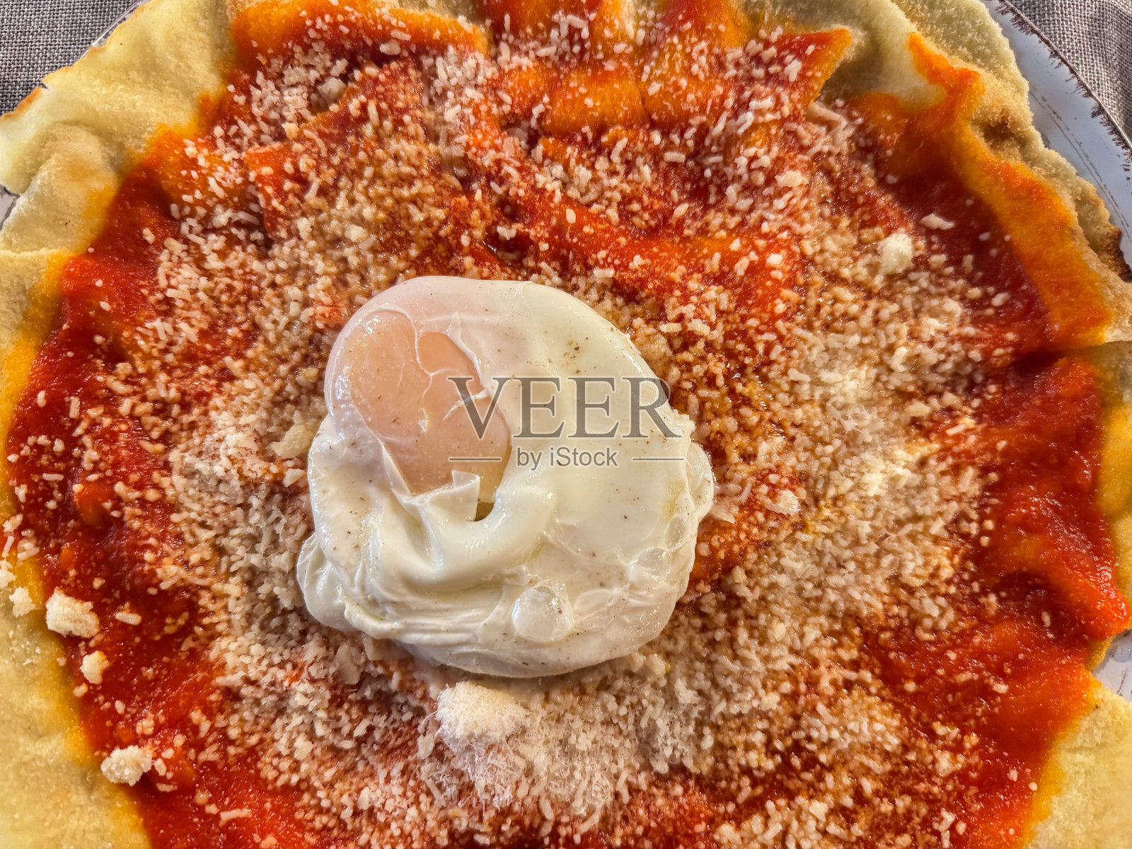 帕尼·弗拉图或弗拉图 - 典型的撒丁岛第一道菜，配有卡拉萨面包、西红柿、鸡蛋和佩科里诺奶酪。照片摄影图片