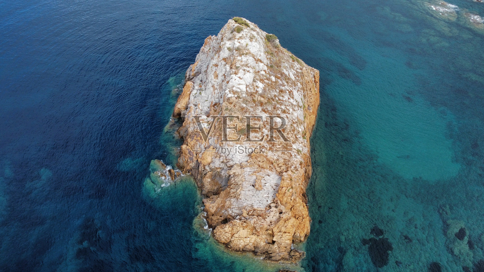 撒丁岛清澈的海水和蓝绿色的色调照片摄影图片