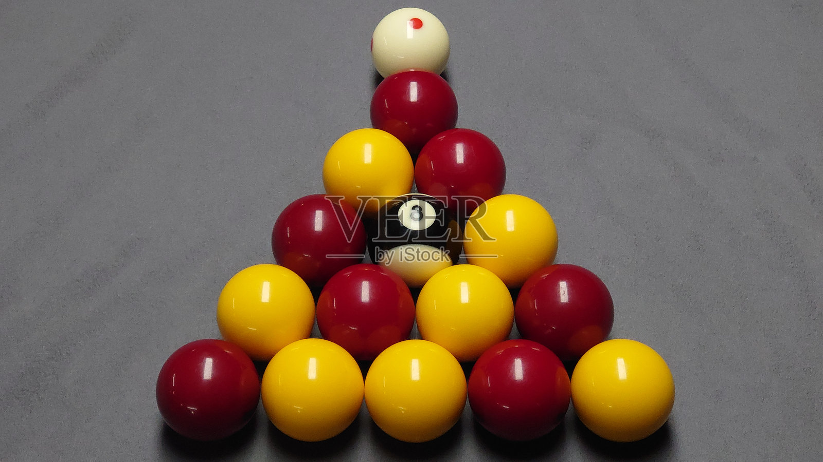 排好球的台球，适用于黑球和国际规则，带有斑点的白球照片摄影图片