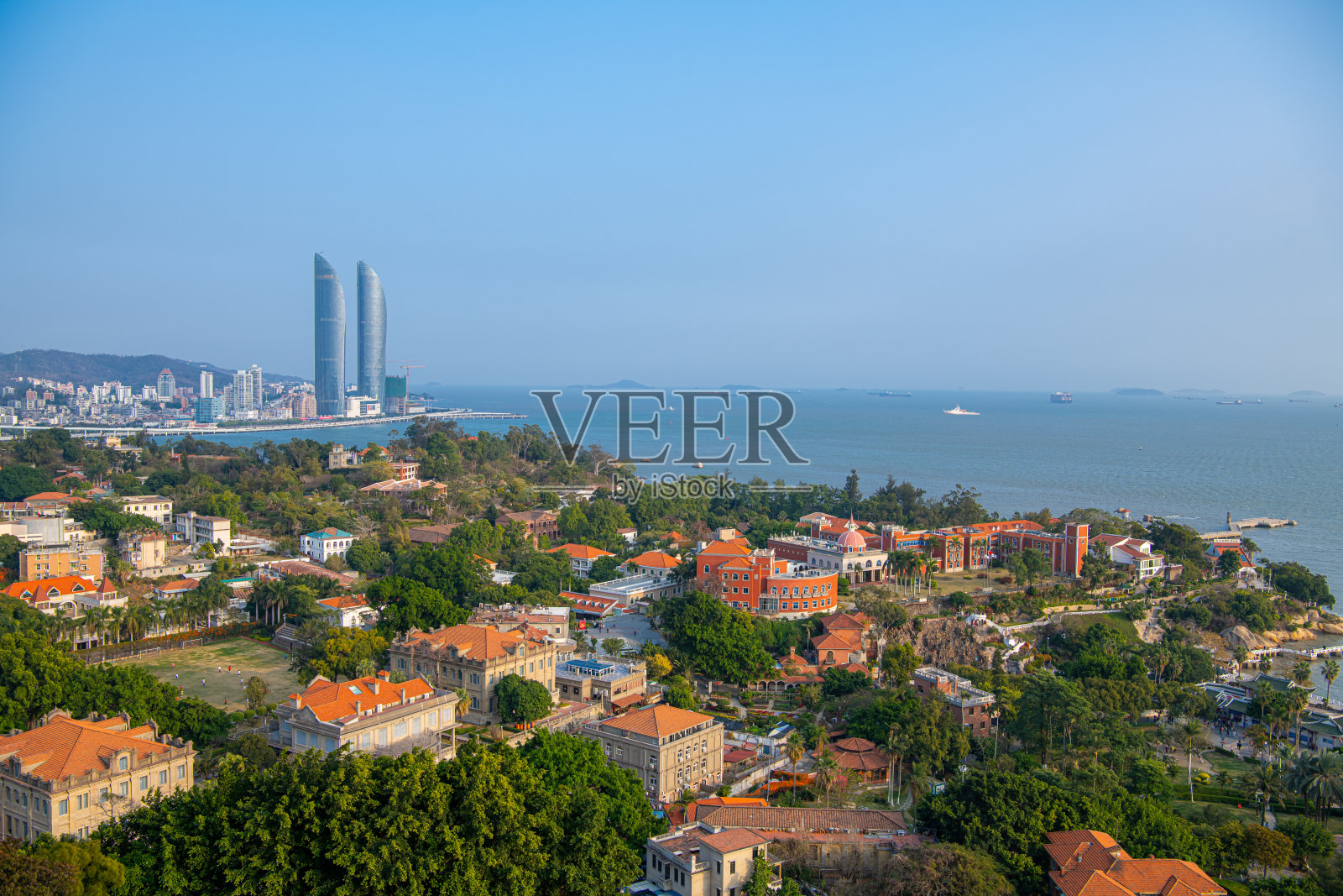 从鼓浪屿俯瞰厦门塔楼照片摄影图片