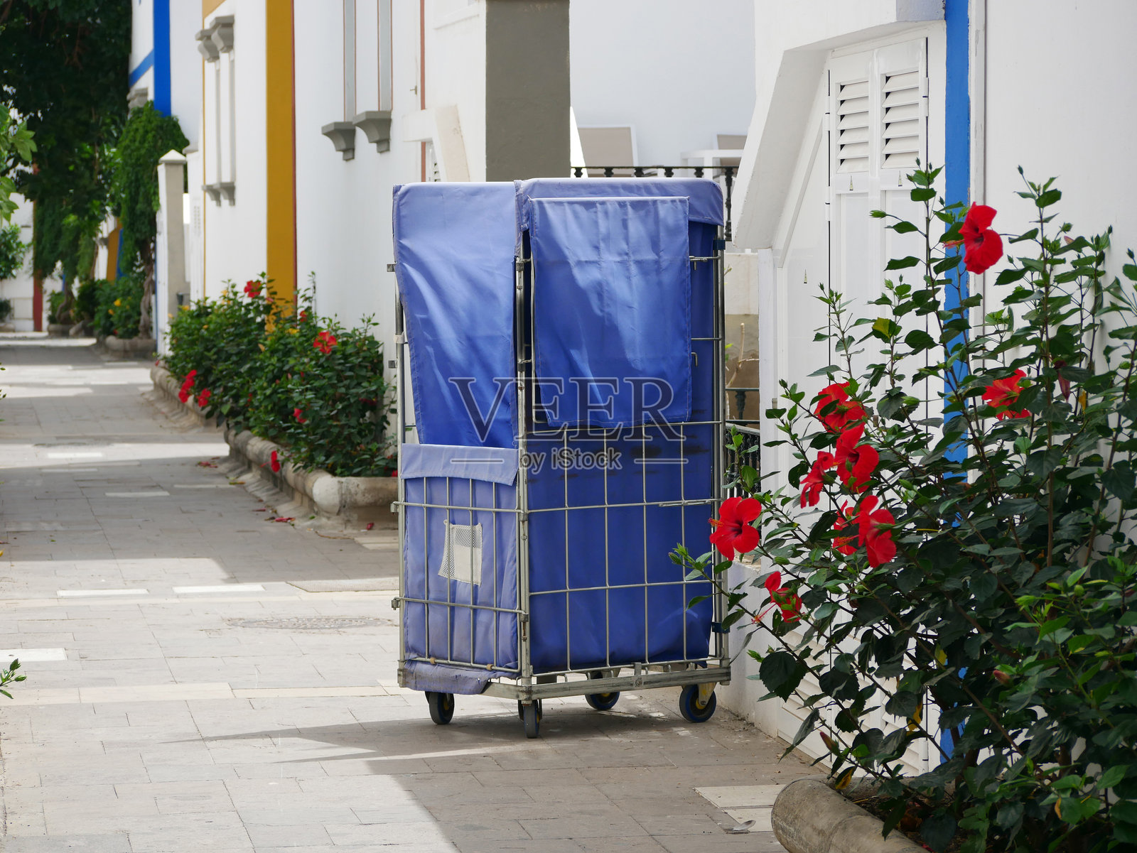 在大加那利岛的摩甘港街道上，酒店手推车用于运送床单和毛巾。旅游和服务的概念。照片摄影图片