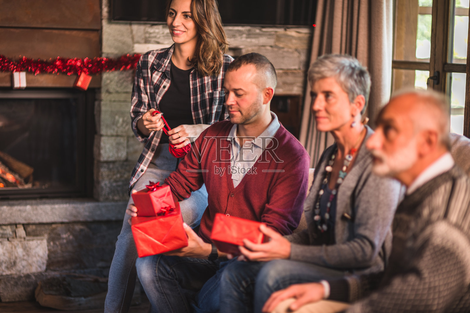 送礼物给父亲照片摄影图片