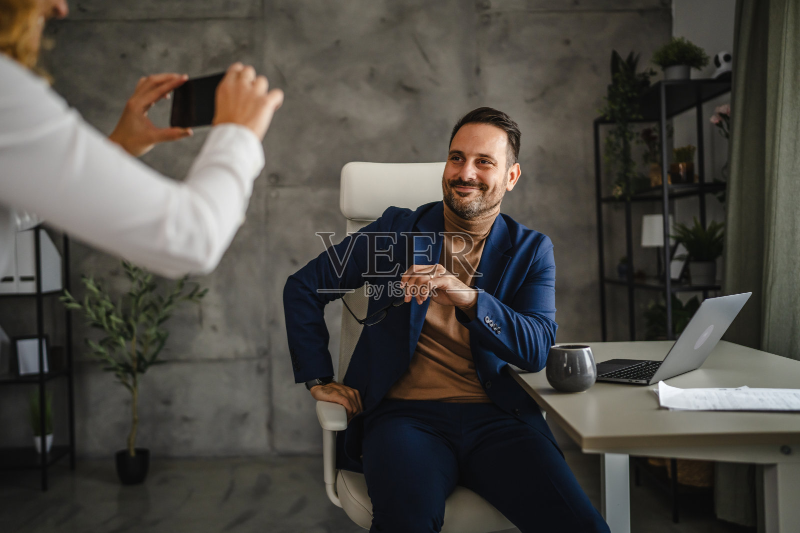 女同事在办公室给男同事拍照照片摄影图片