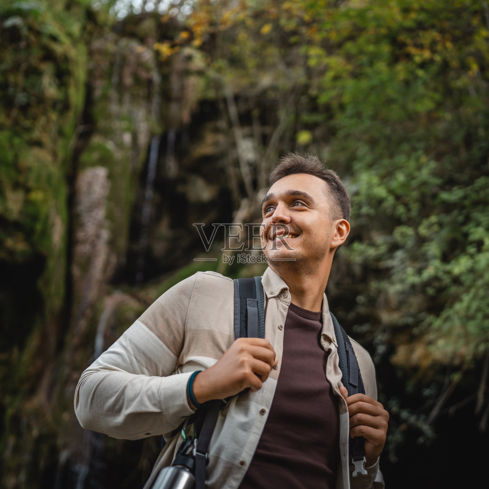 成年男性徒步旅行者背包客在森林中探险照片摄影图片
