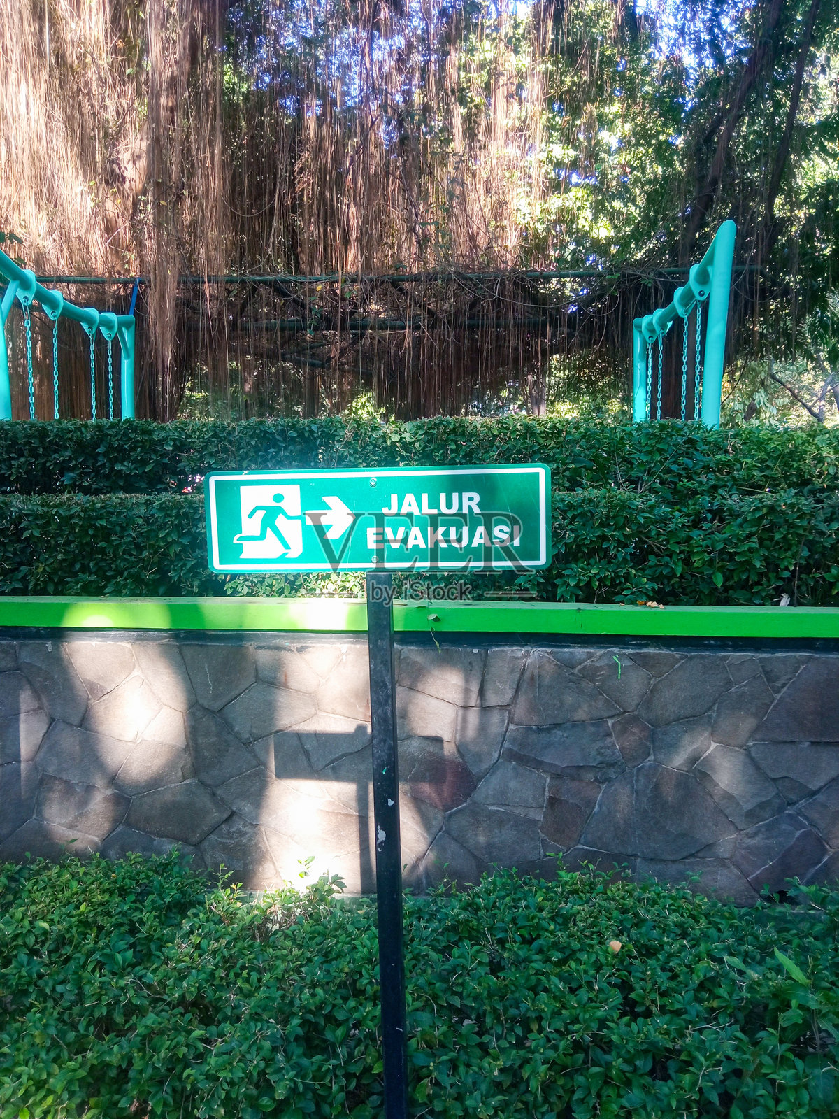 公园内的疏散路线标志照片摄影图片