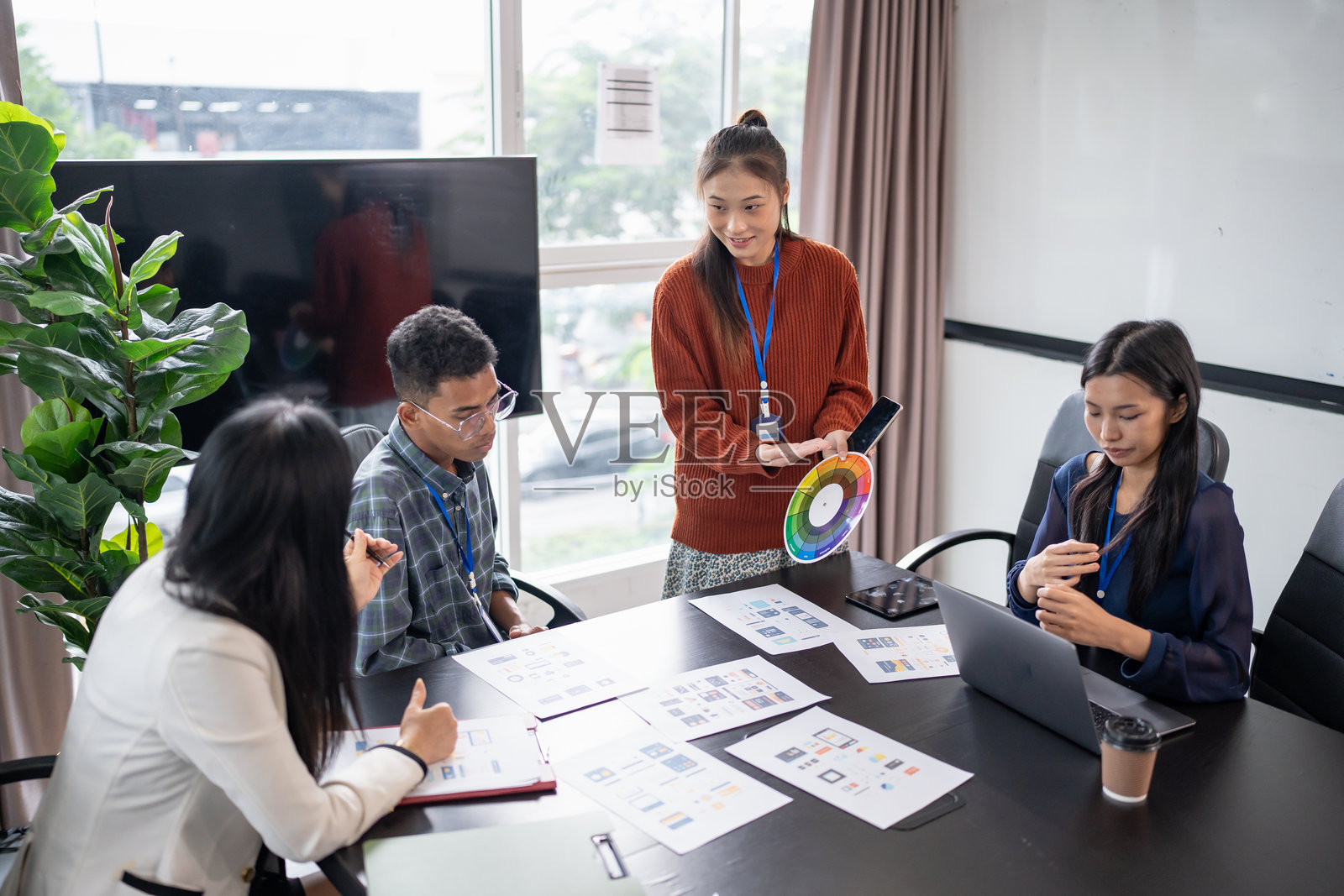 亚洲女商人应用设计师展示流行产品报告移动应用规划过程开发软件设计项目用户体验图形设计师照片摄影图片