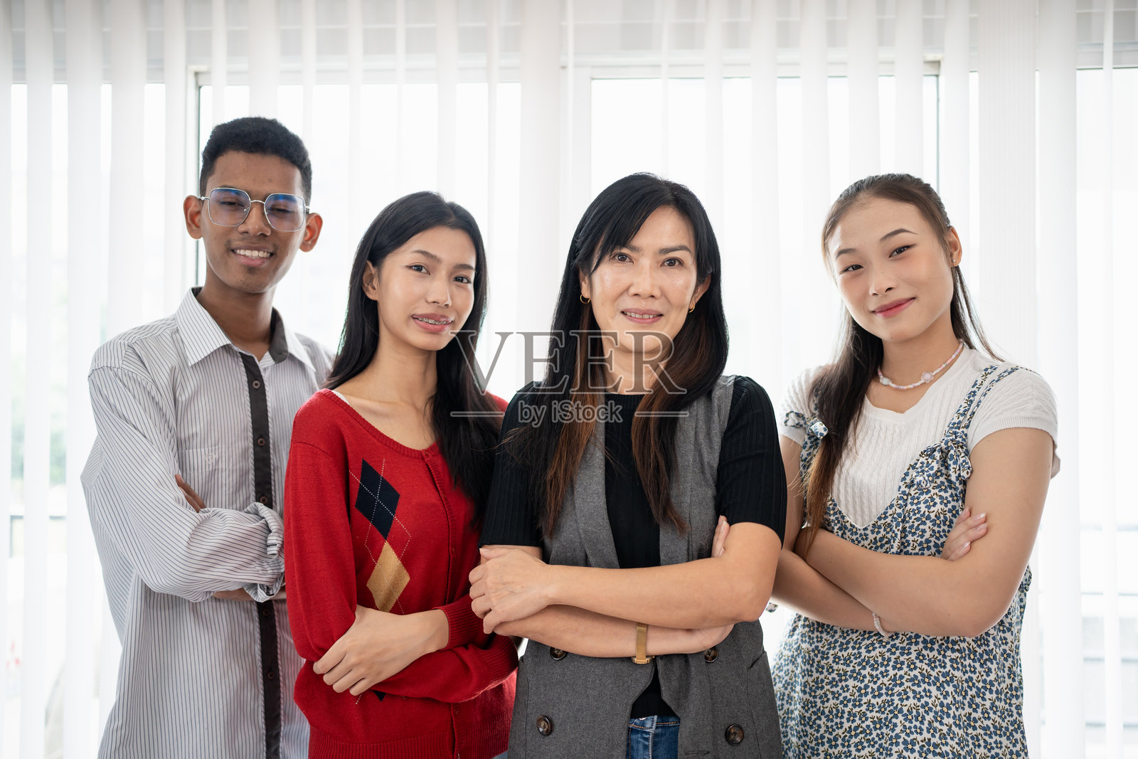 一群亚洲商业人士，快乐的同事们在一起微笑，展现多样性，亚洲团队，企业环境照片摄影图片