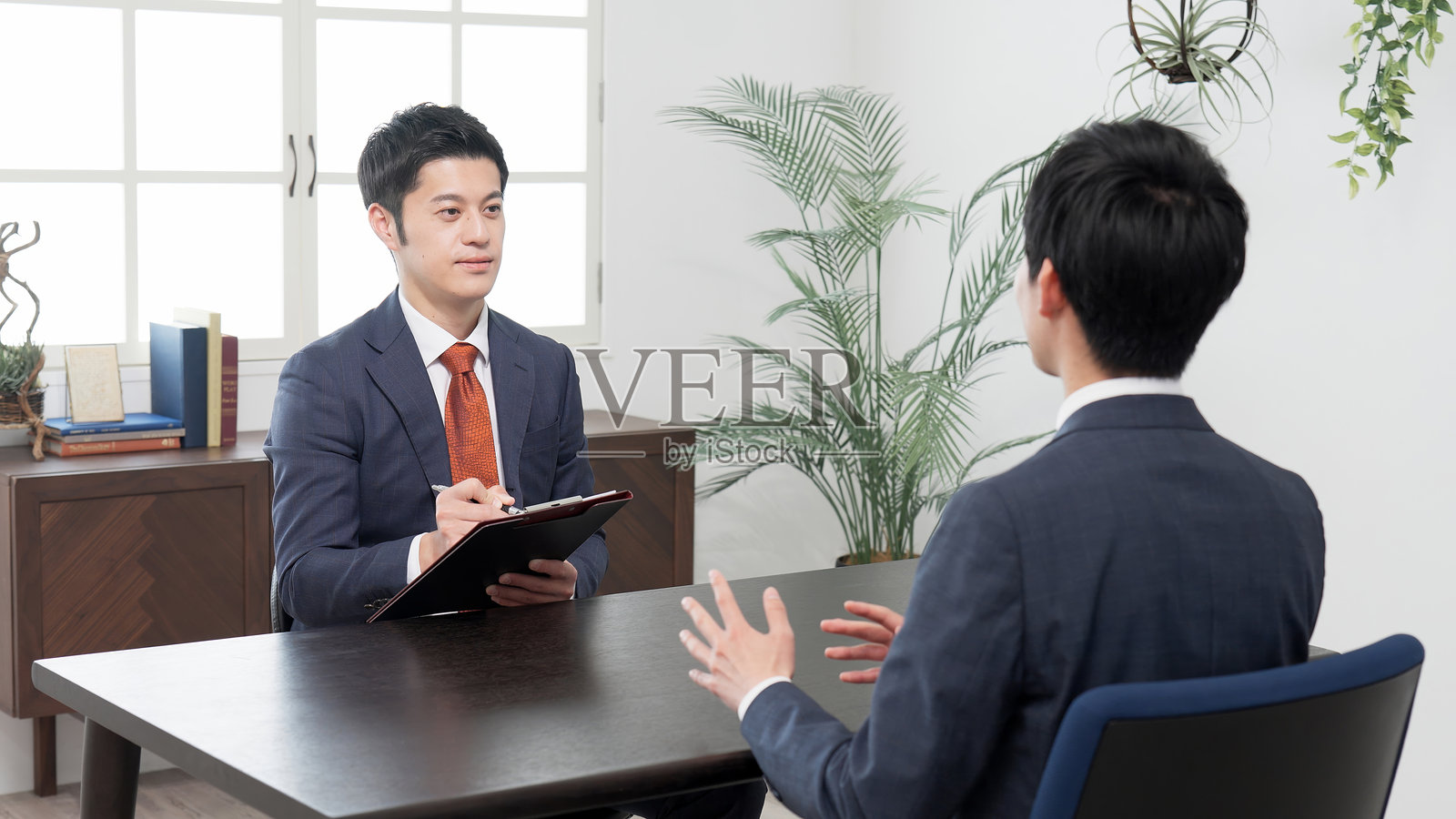 亚洲商人在面试中照片摄影图片