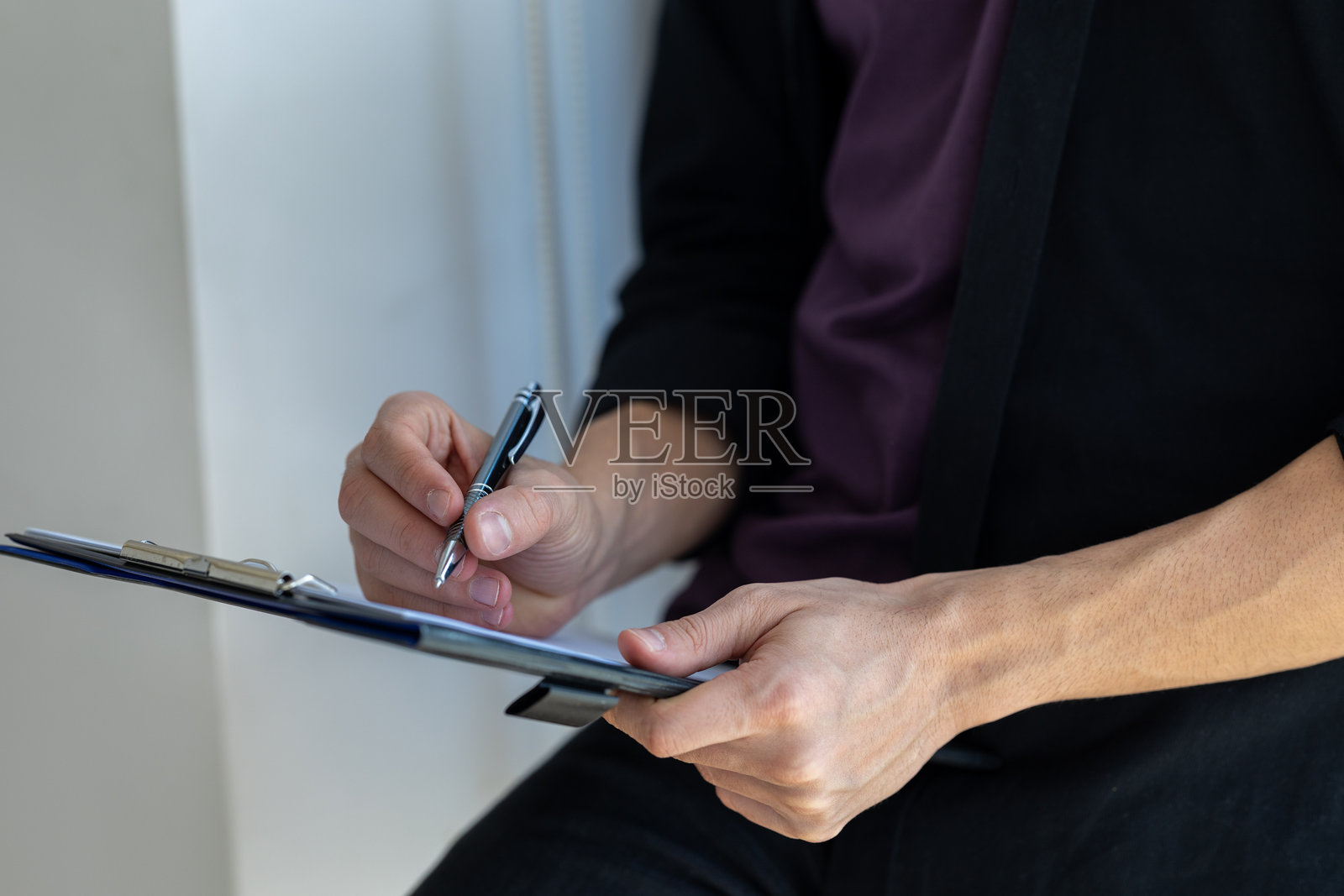 一个陌生男子的手在笔记本上做笔记的特写镜头照片摄影图片