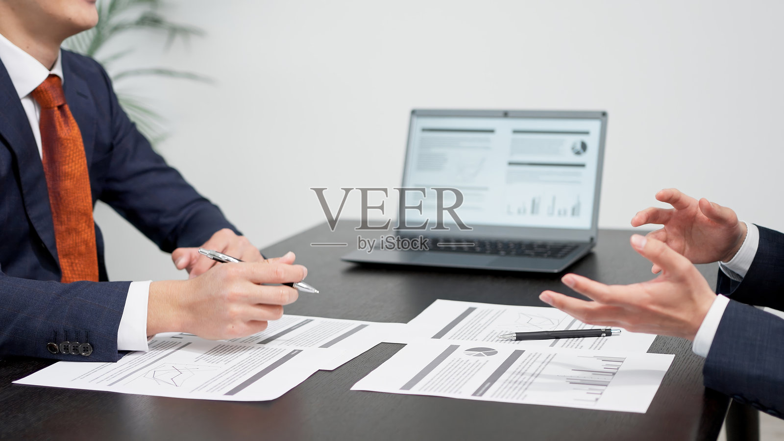 商人们开会时的手部特写照片摄影图片