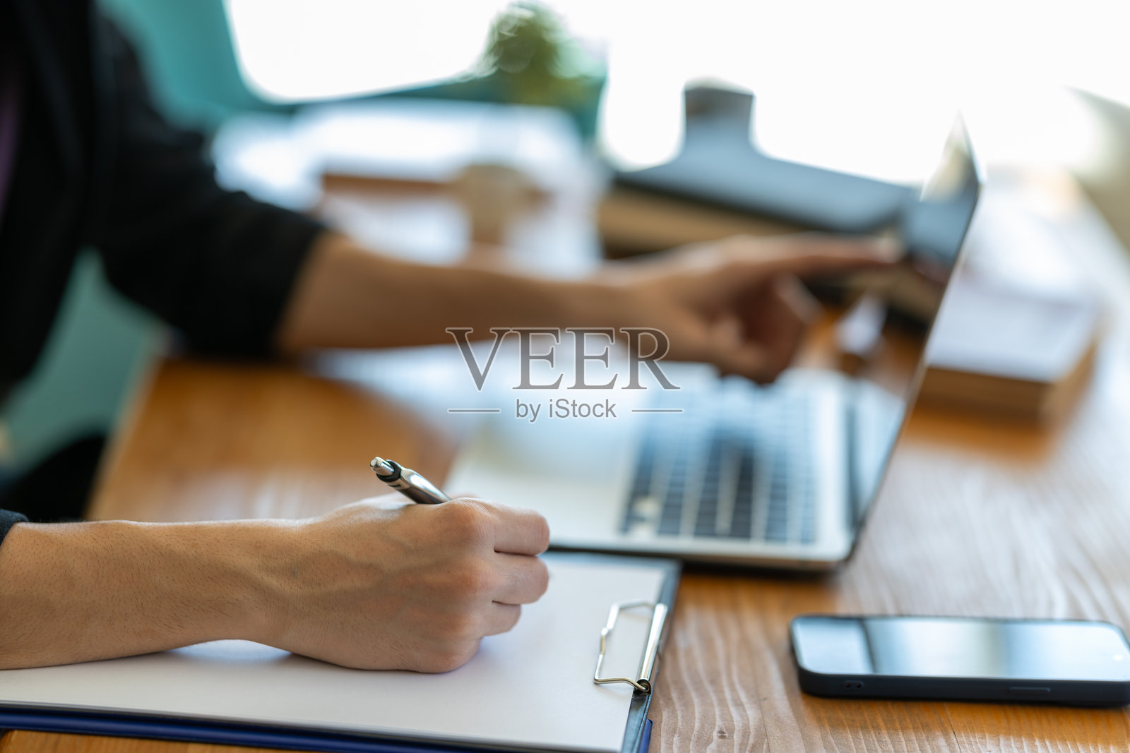 未知男子在家中办公室检查电脑上的交易记录照片摄影图片