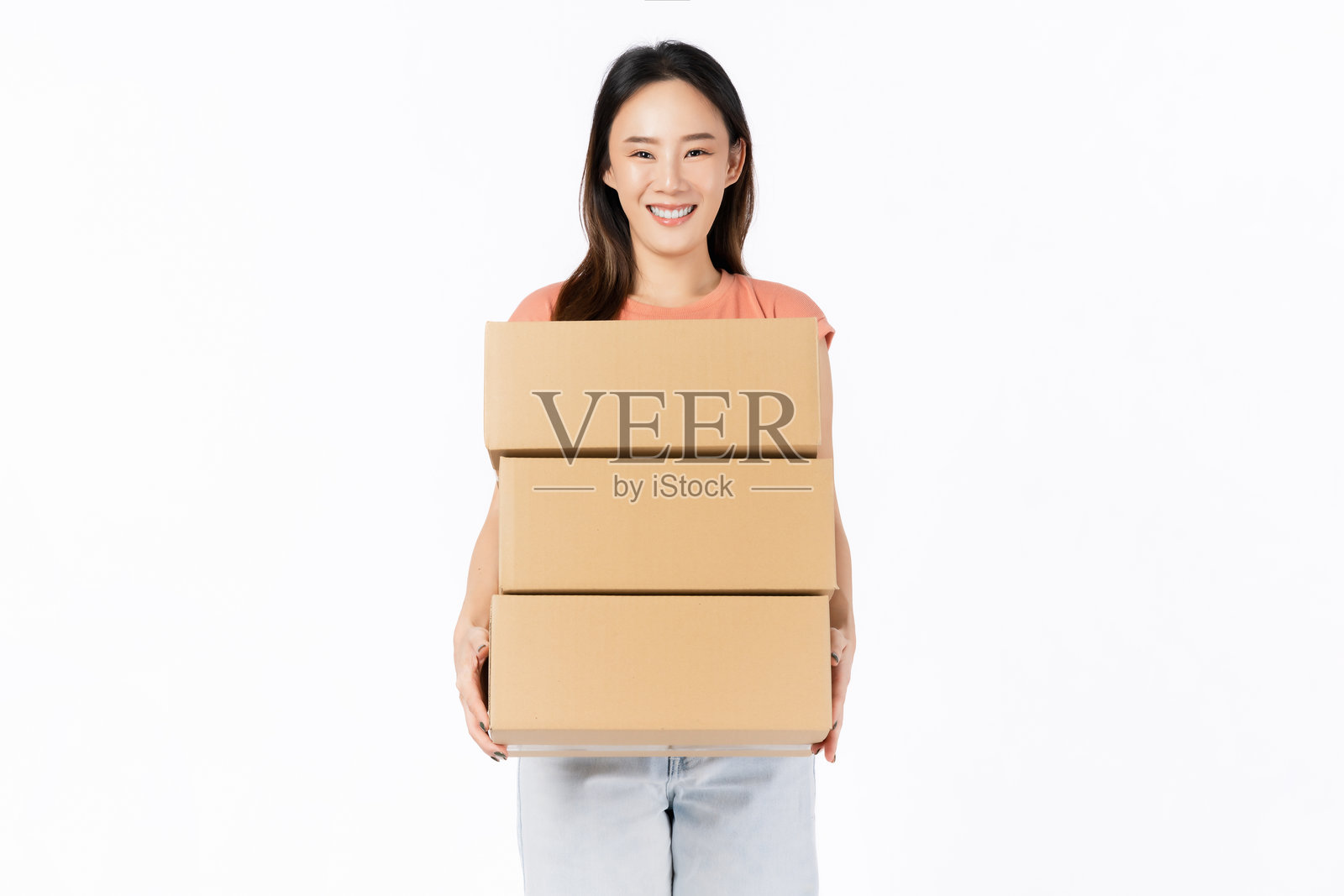 微笑的美丽亚洲女性手持纸箱，背景为白色。在线配送概念。照片摄影图片