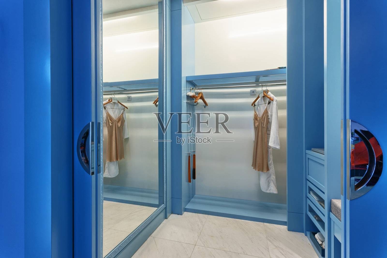 走入式衣柜照片摄影图片
