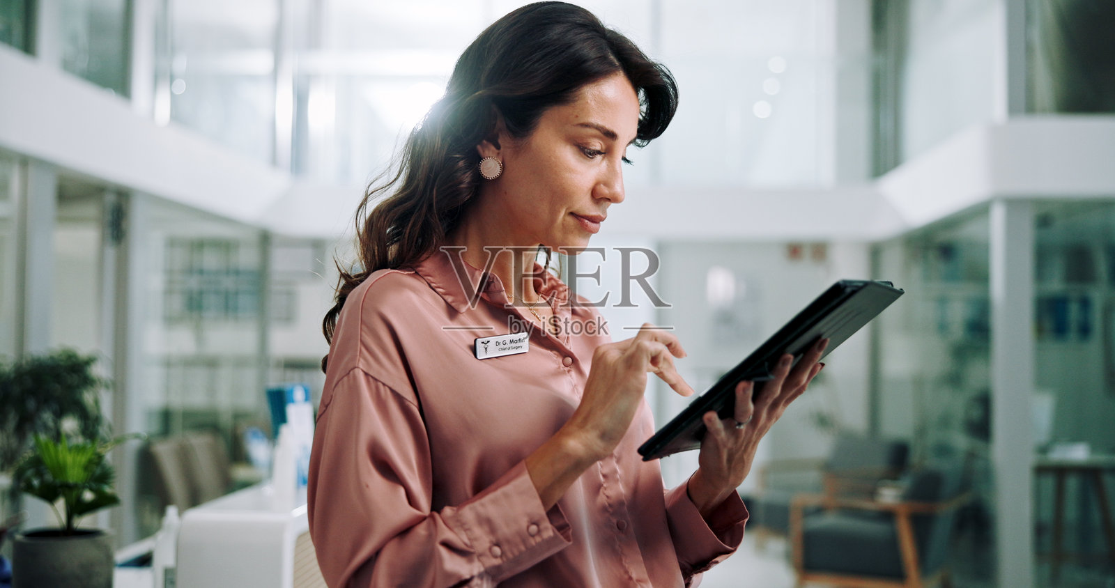 女性、平板电脑和办公室与医疗顾问，在线和应用程序与医生的网络检查清单。技术、专业和远程医疗，规划和审查诊所的医疗结果。照片摄影图片