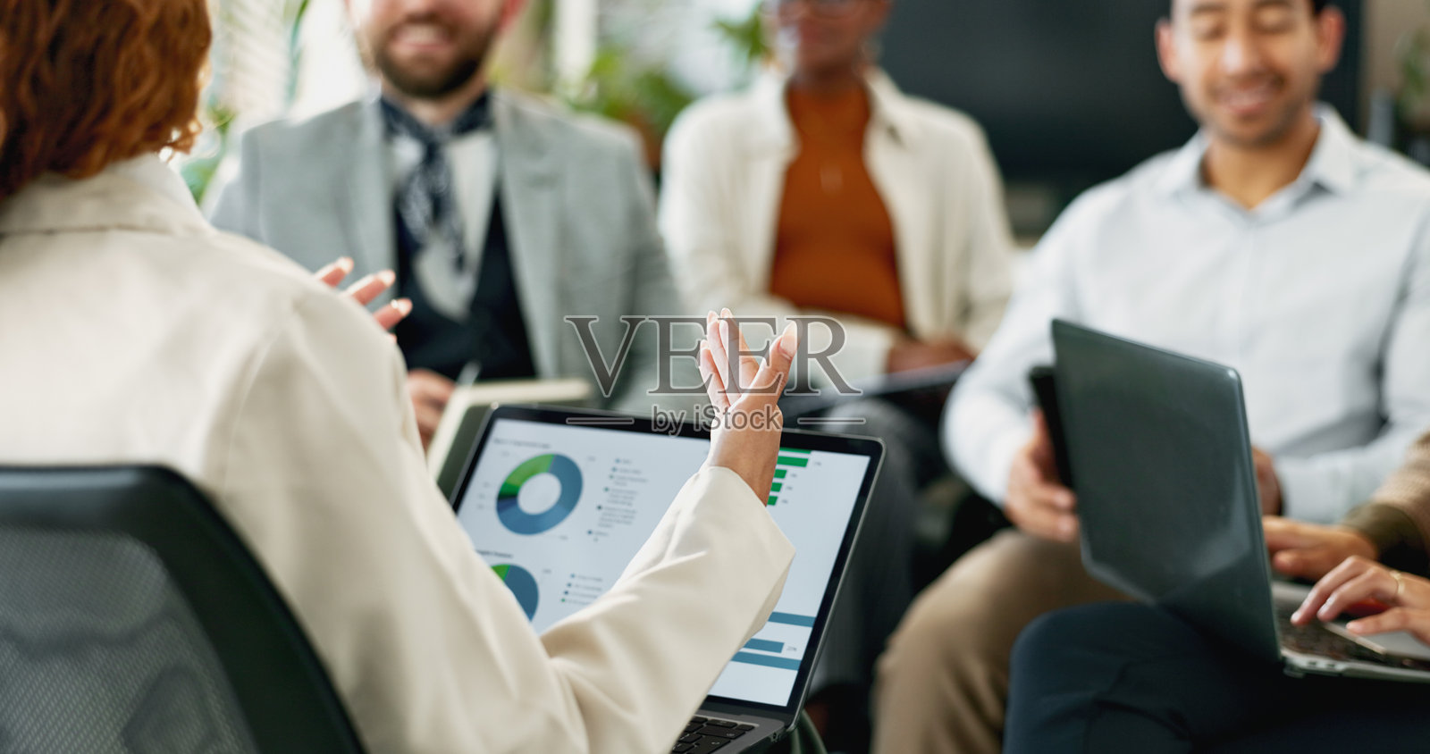 笔记本电脑、双手和女商人在团队会议中进行数据、财务分析和领导规划。计算机、团队和经理在办公室研讨会上集思广益，讨论风险管理或统计数据。照片摄影图片