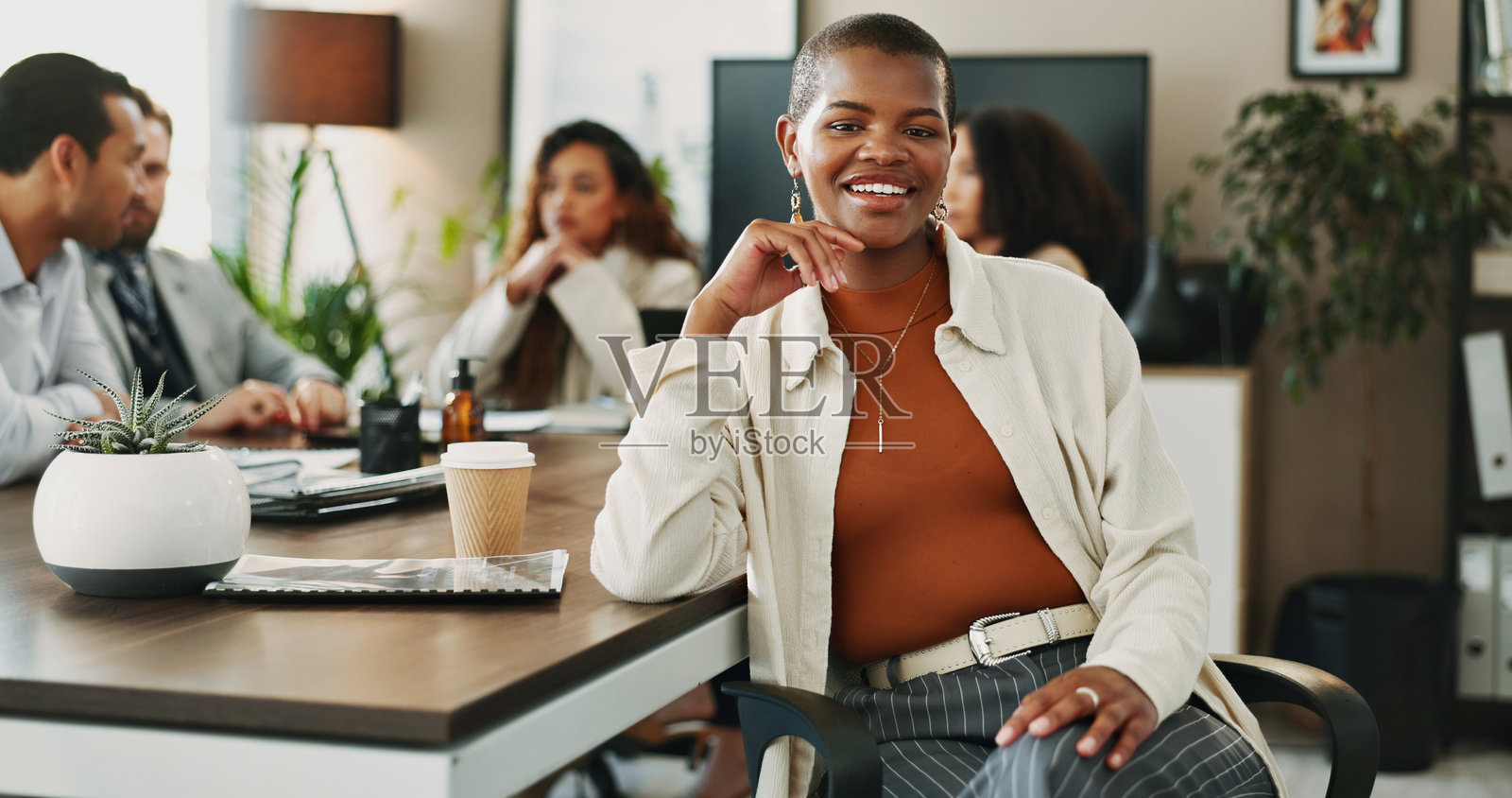 领导力、会议和商务女性在办公室会议室与同事们一起规划的肖像。关于我们、企业文化以及经理在专业工作场所微笑以促进职业发展。照片摄影图片