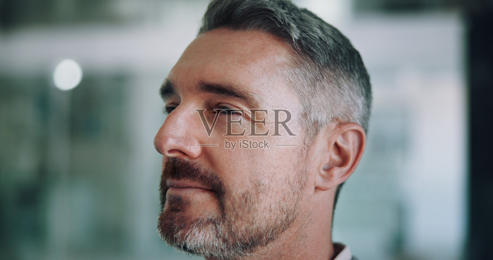 办公室里成熟男士的想法、思考与商业计划，头脑风暴与项目经理的解决方案。灵感、洞察力与商人的面孔，专注于风险管理中的问题解决。照片摄影图片