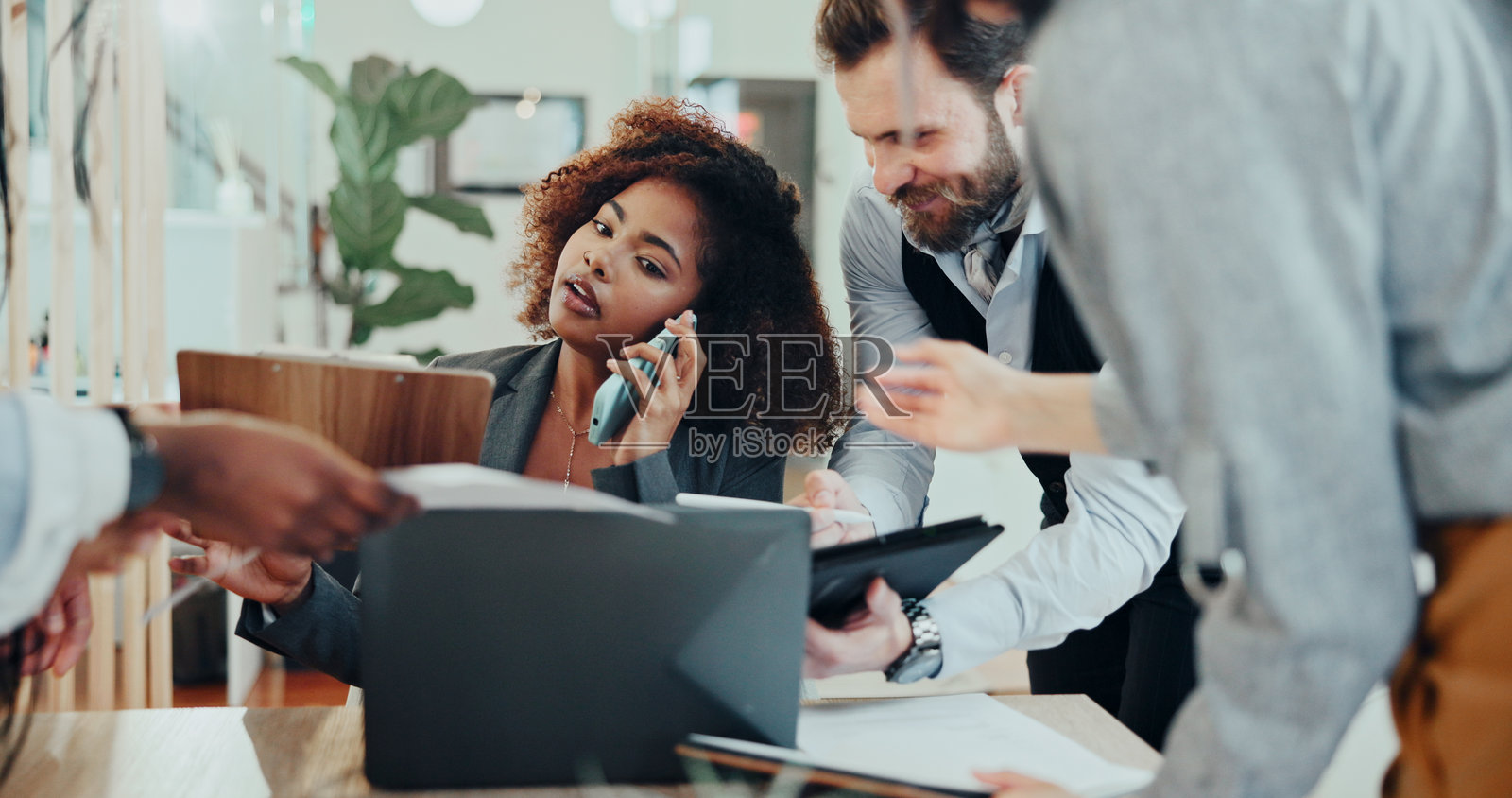 电话会议，忙碌的女商人在办公室为截止日期而工作，混乱与项目管理。团队合作，代理机构中的人们因加班而感到不堪重负、压力山大，沮丧与疲惫。照片摄影图片